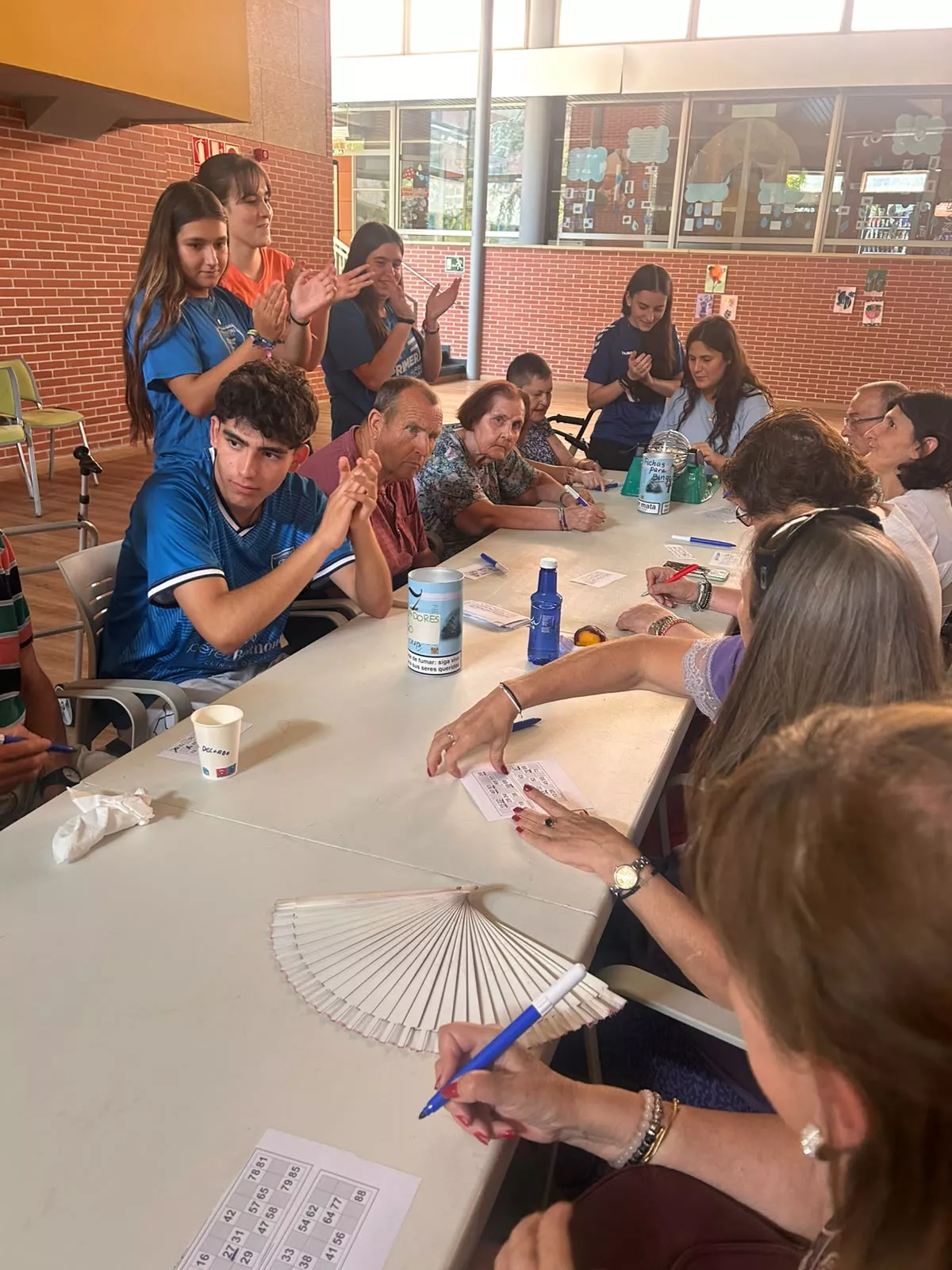 Jóvenes de Vitoria de veraneo con los residentes de la Cruz Blanca.