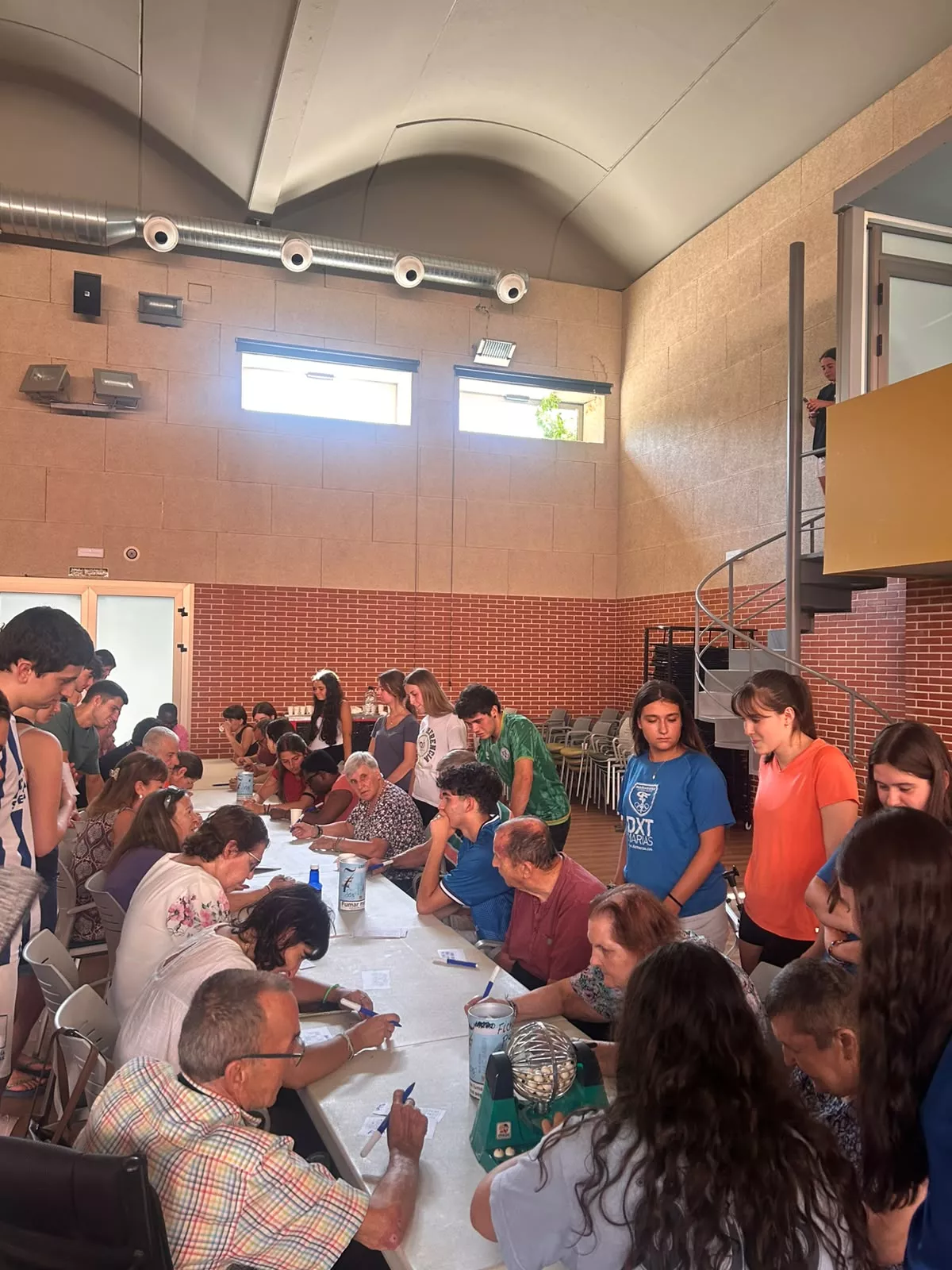 Jóvenes de Vitoria de veraneo con los residentes de la Cruz Blanca.