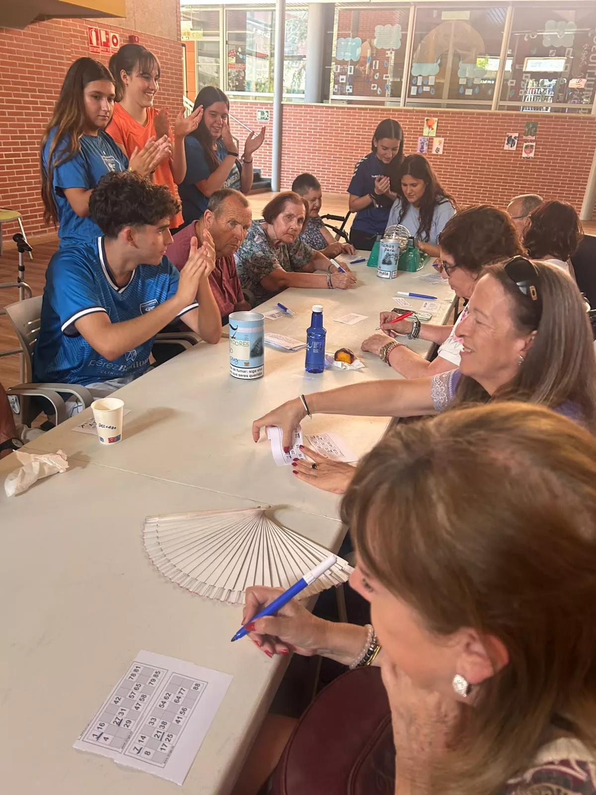 Jóvenes de Vitoria de veraneo con los residentes de la Cruz Blanca.