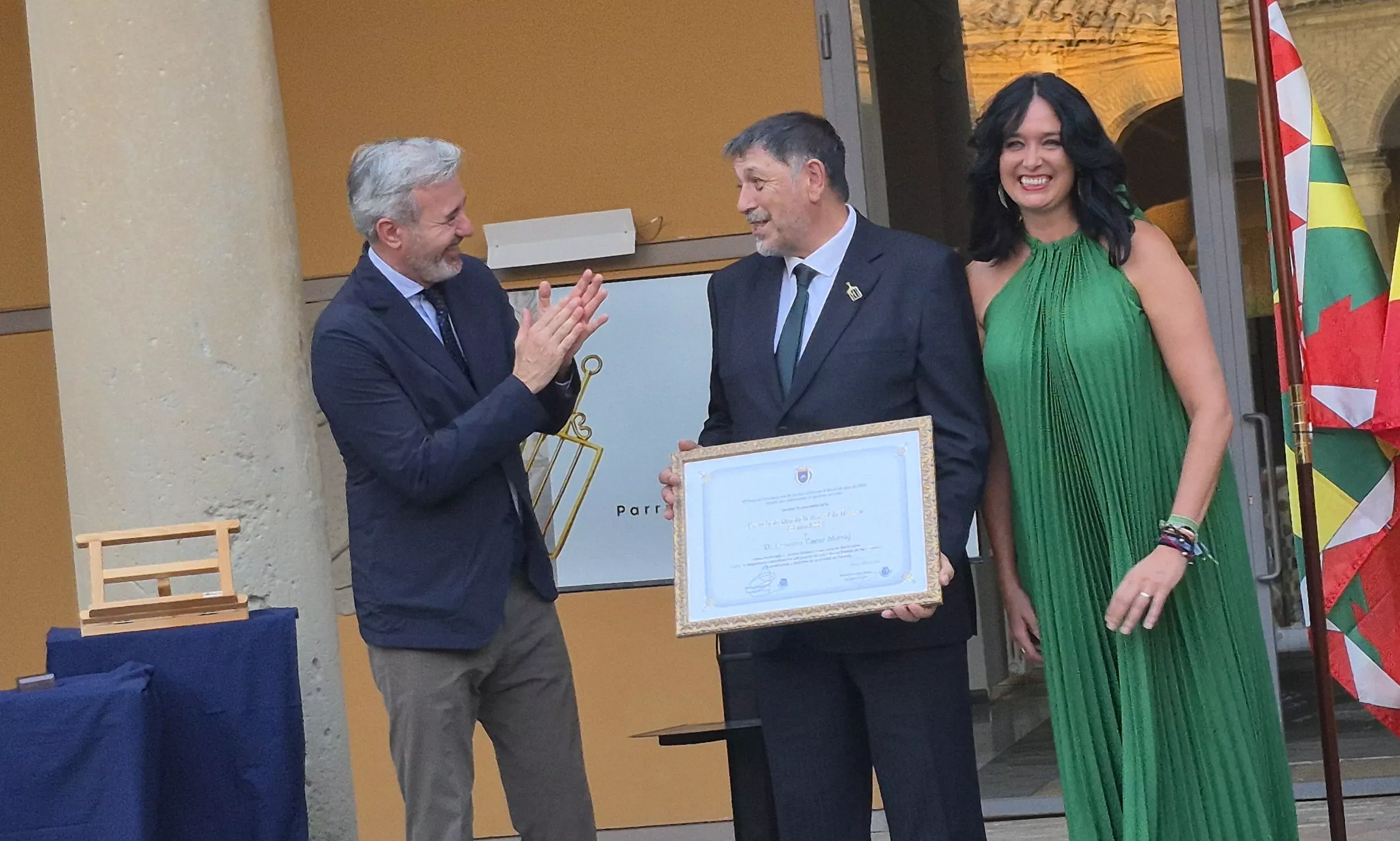 Entrega de la Parrilla de Oro a Ernesto Escar. Foto Myriam Martínez