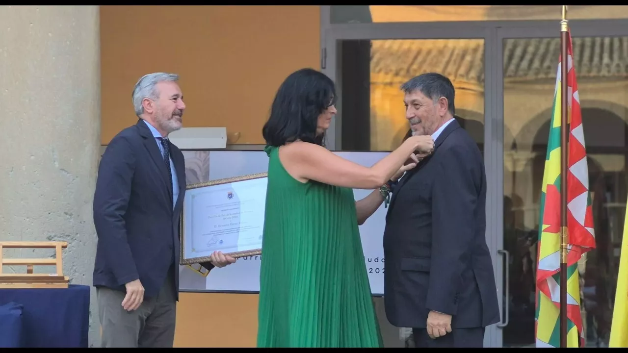 La emoción marca la entrega de la Parrilla de Oro a Ernesto Escar