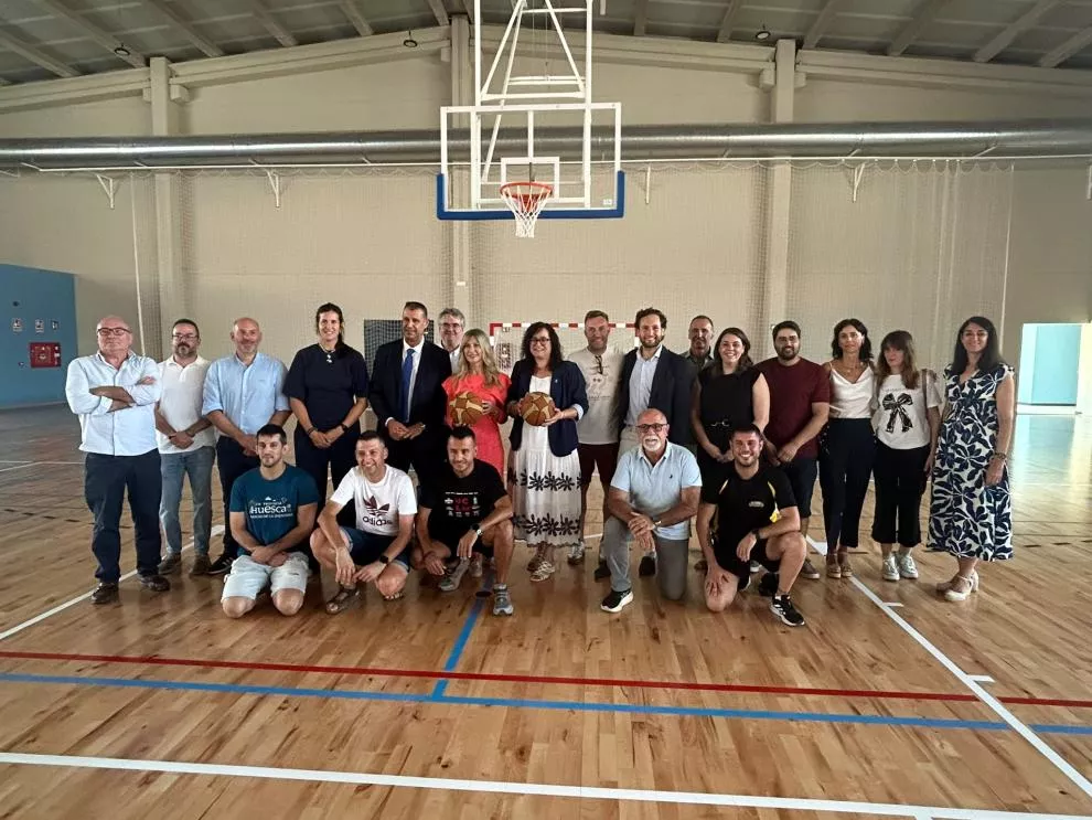 Asistentes a la inauguración del nuevo polideportivo de Binéfar