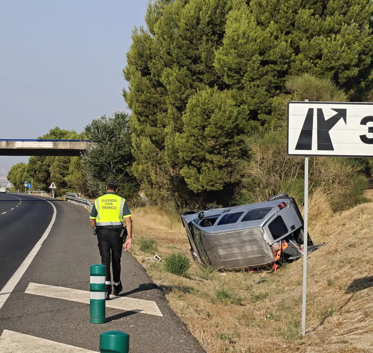 Furgoneta accidentada en Almudévar