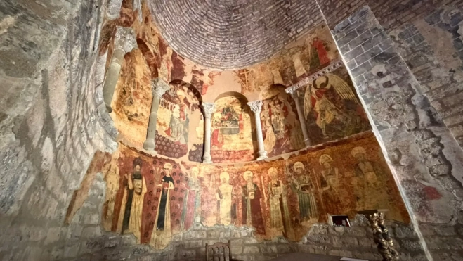 Pinturas en el ábside de la Iglesia de Santa María de Iguácel, de origen románico. Pinturas en el ábside de la Iglesia de Santa María de Iguácel, de origen románico.