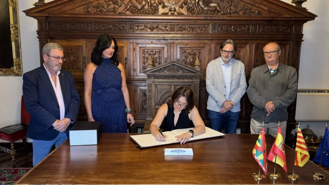 Eva Valle firma en el Libro de Honor del Ayuntamiento. Eva Valle firma en el Libro de Honor del Ayuntamiento.
