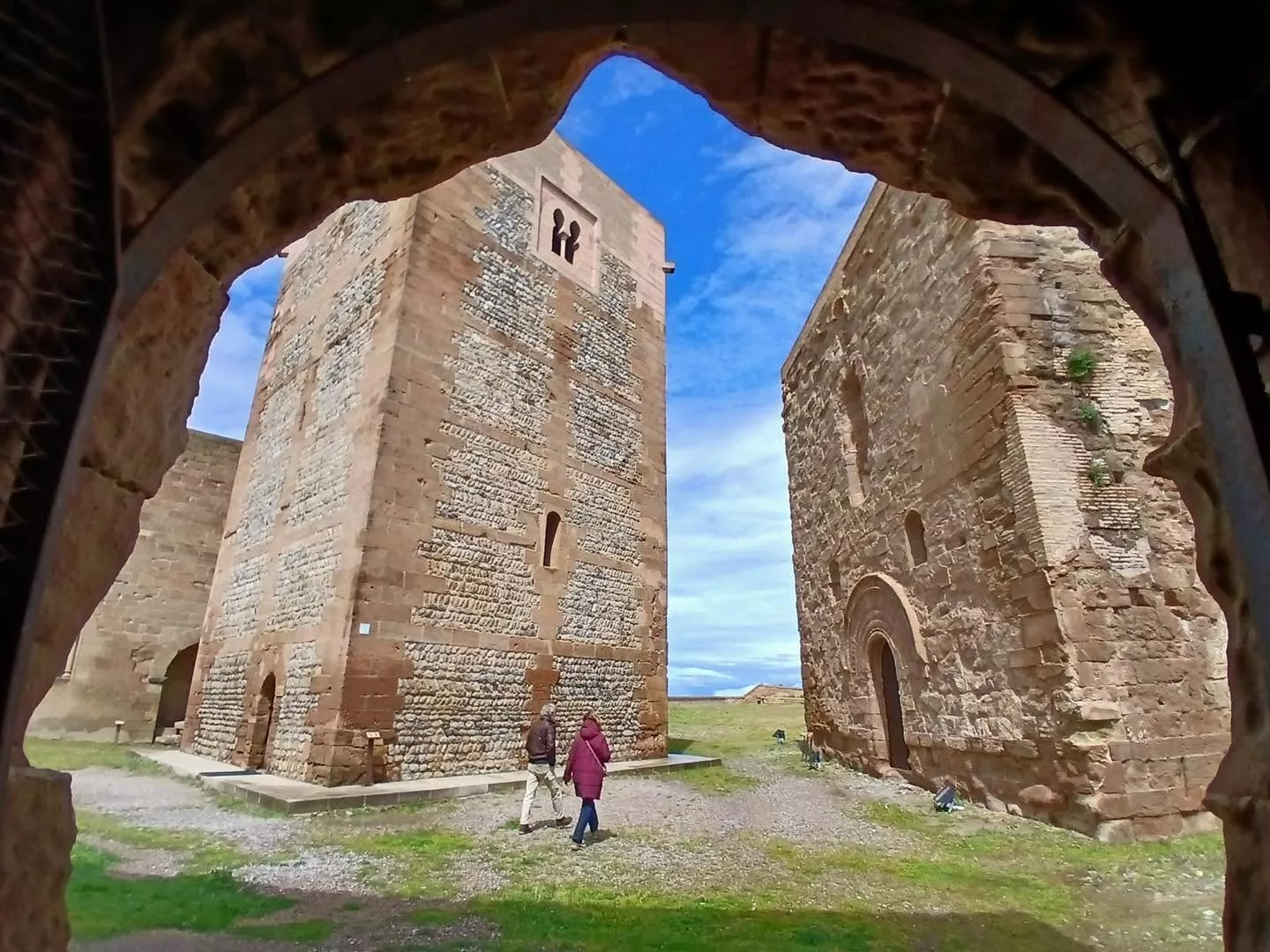 El castillo de Monzón incorpora audioguías en inglés y francés para facilitar la visita a los turistas extranjeros.