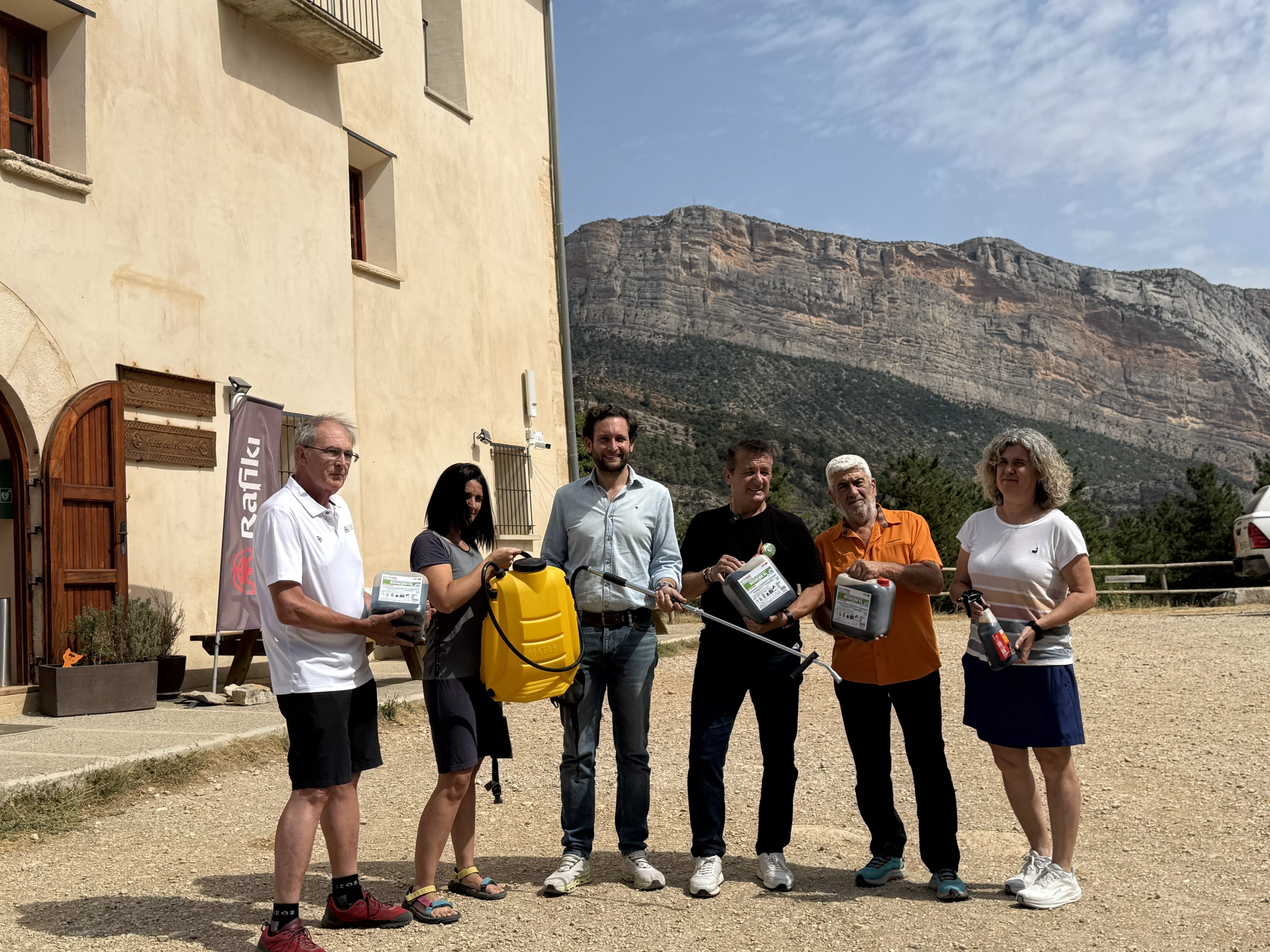 Isaac Claver y Javier Franco junto a Gloria Borruel, guarda del refugio de Montfalcó, Manolo Bara, videpresidente de la FAM, Carmen Maldonado, gerente de la FAM, y César Sallén, inventor del Ecofire.