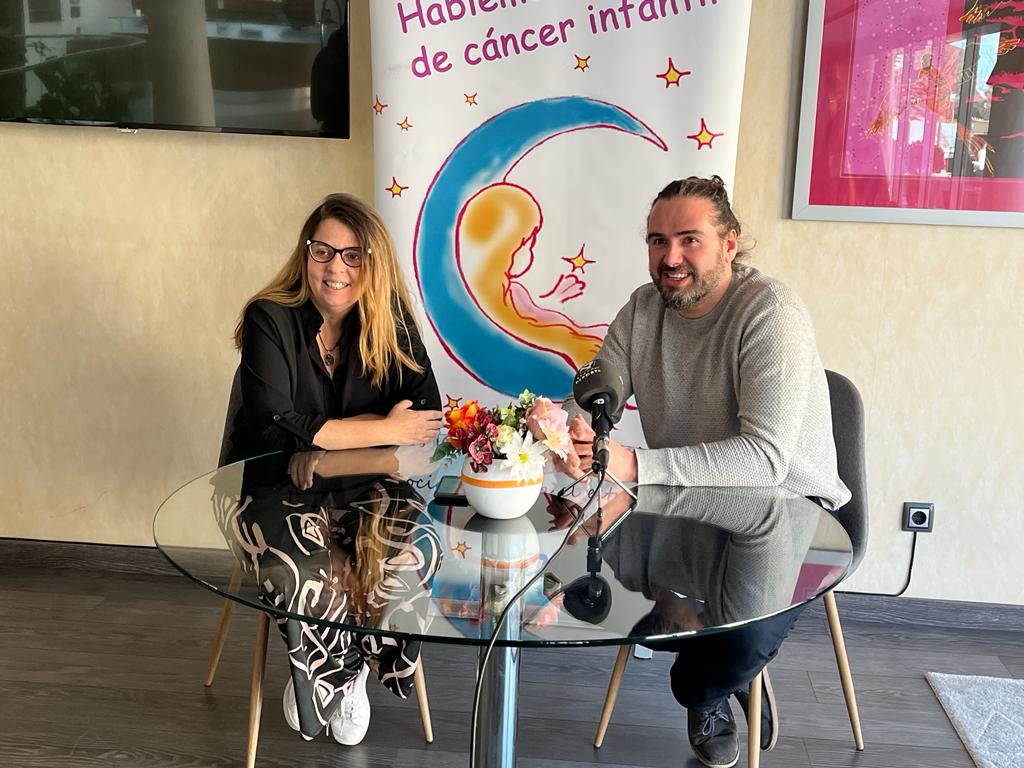 Mónica Sarasa, de la Asociación Izas La Princesa Guisante, y Néstor Oliva, gerente de Bada Huesca, en la presentación. Foto: A. Mora