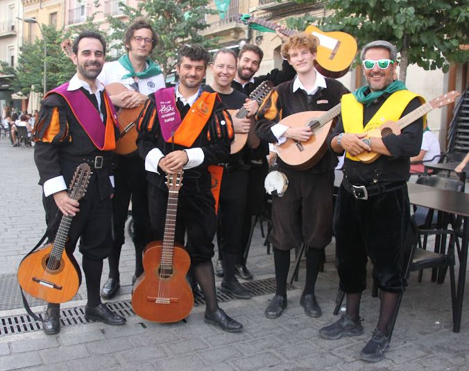 Un grupo de tunos se quedó a ver la concentración. Foto Carlos Neofato