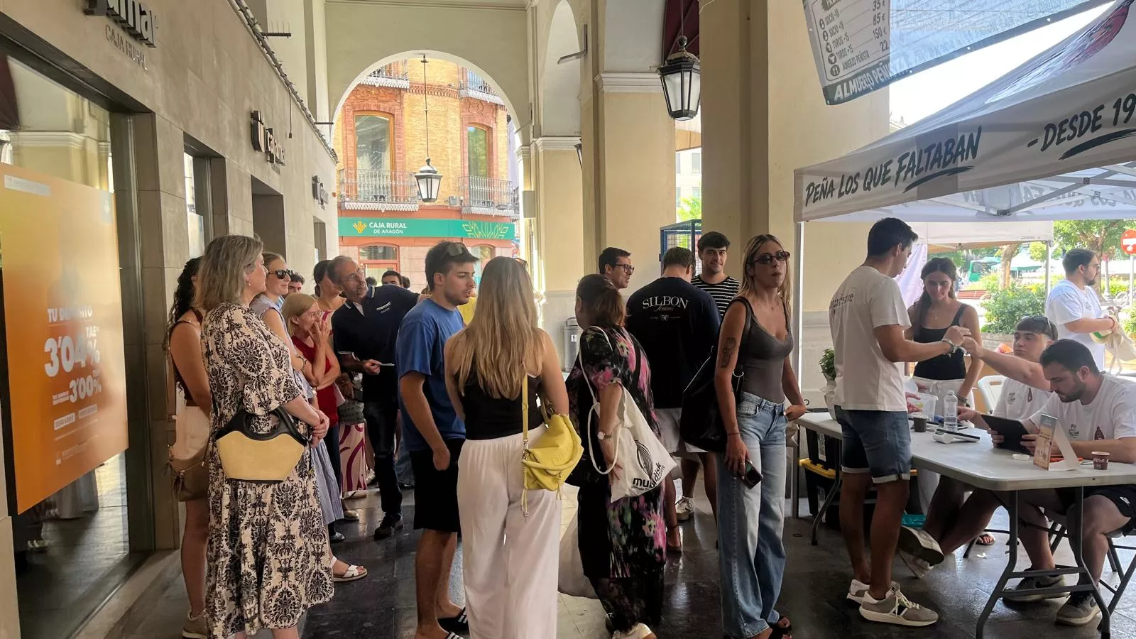 Las peñas arrancan la cuenta atrás de San Lorenzo con menos colas y buen ambiente festivo. Foto Mercedes Manterola