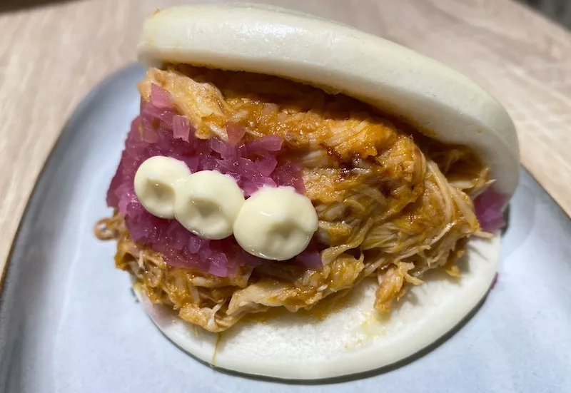 Pan bao con pollo al chilindrón