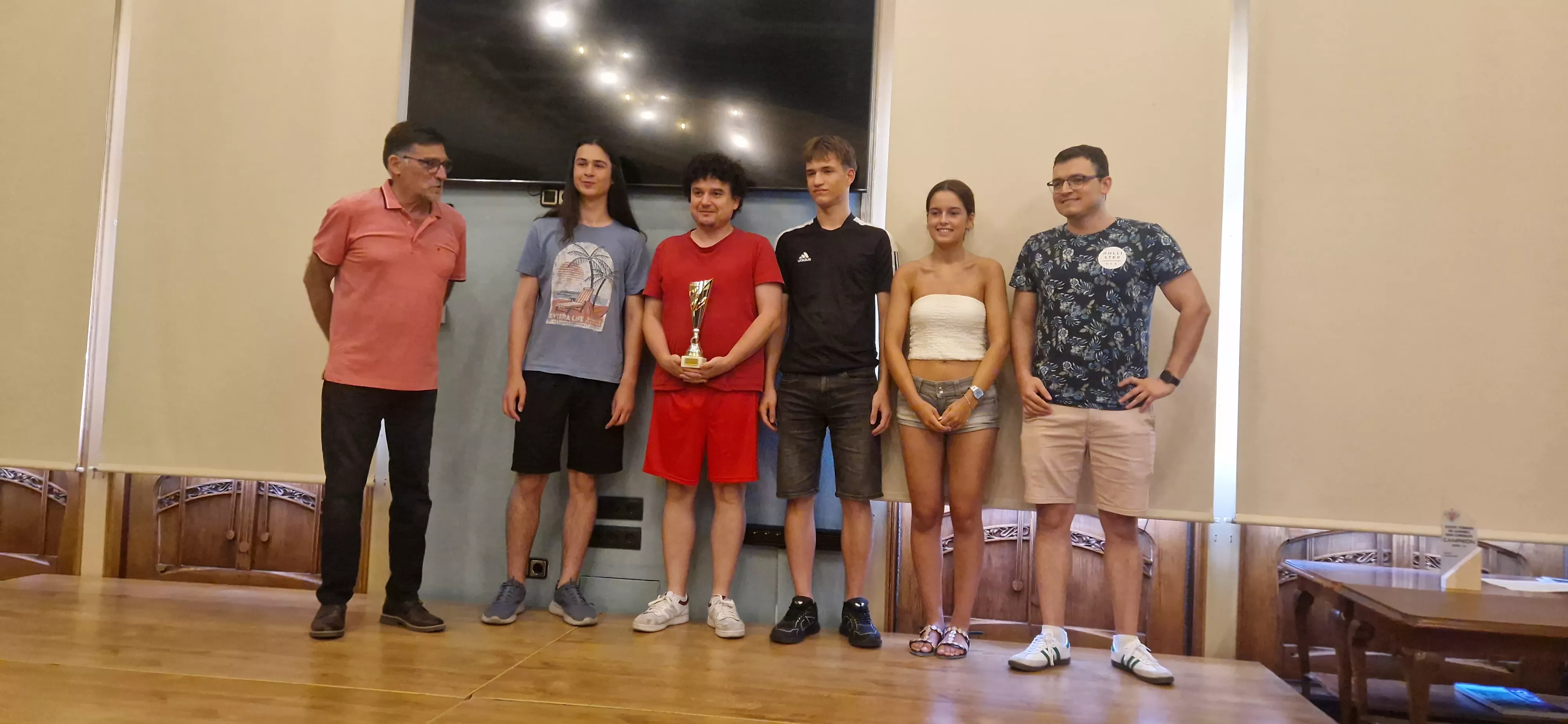 Podio de la general con Lariño, tercero por la izquierda.