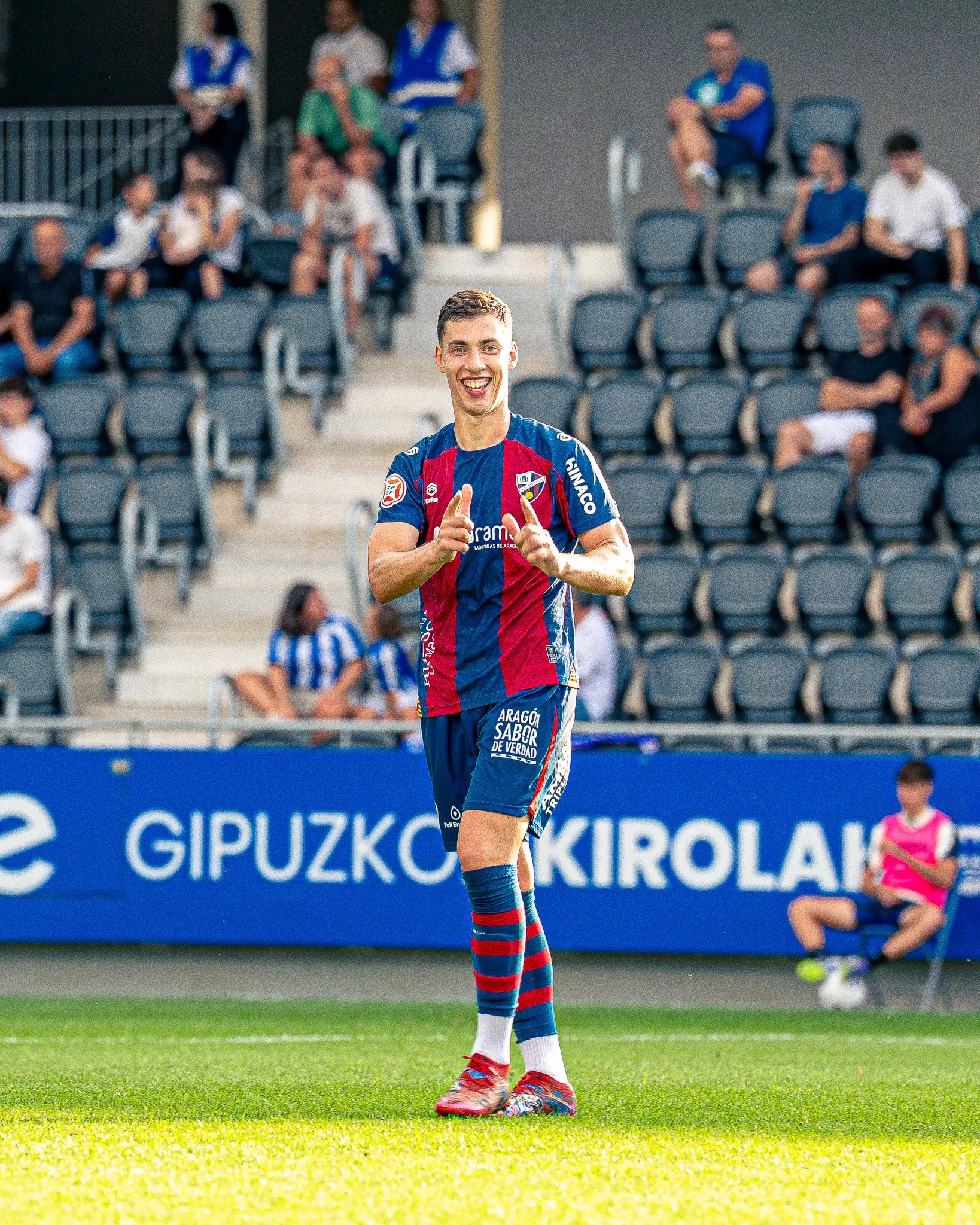 Sergi Armero celebra su golazo ante la Real B. Foto SD Huesca