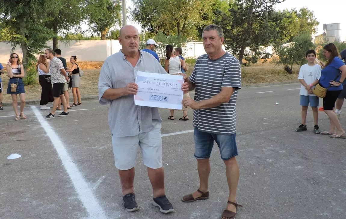El alcalde José Manuel Usón y Constan Escuer portando el cheque para Venezuela