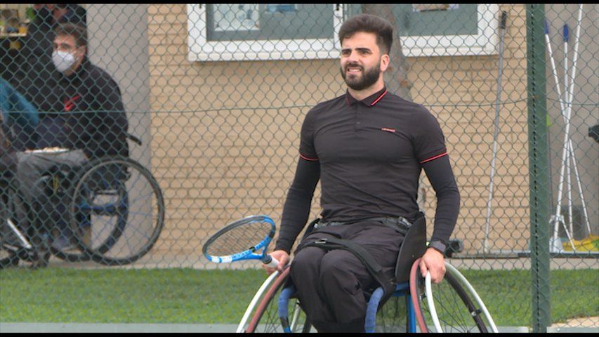 Pelayo Novo, en su actividad de jugador de tenis en silla adaptada tras la caída en el Abba de Huesca. Foto RTPA