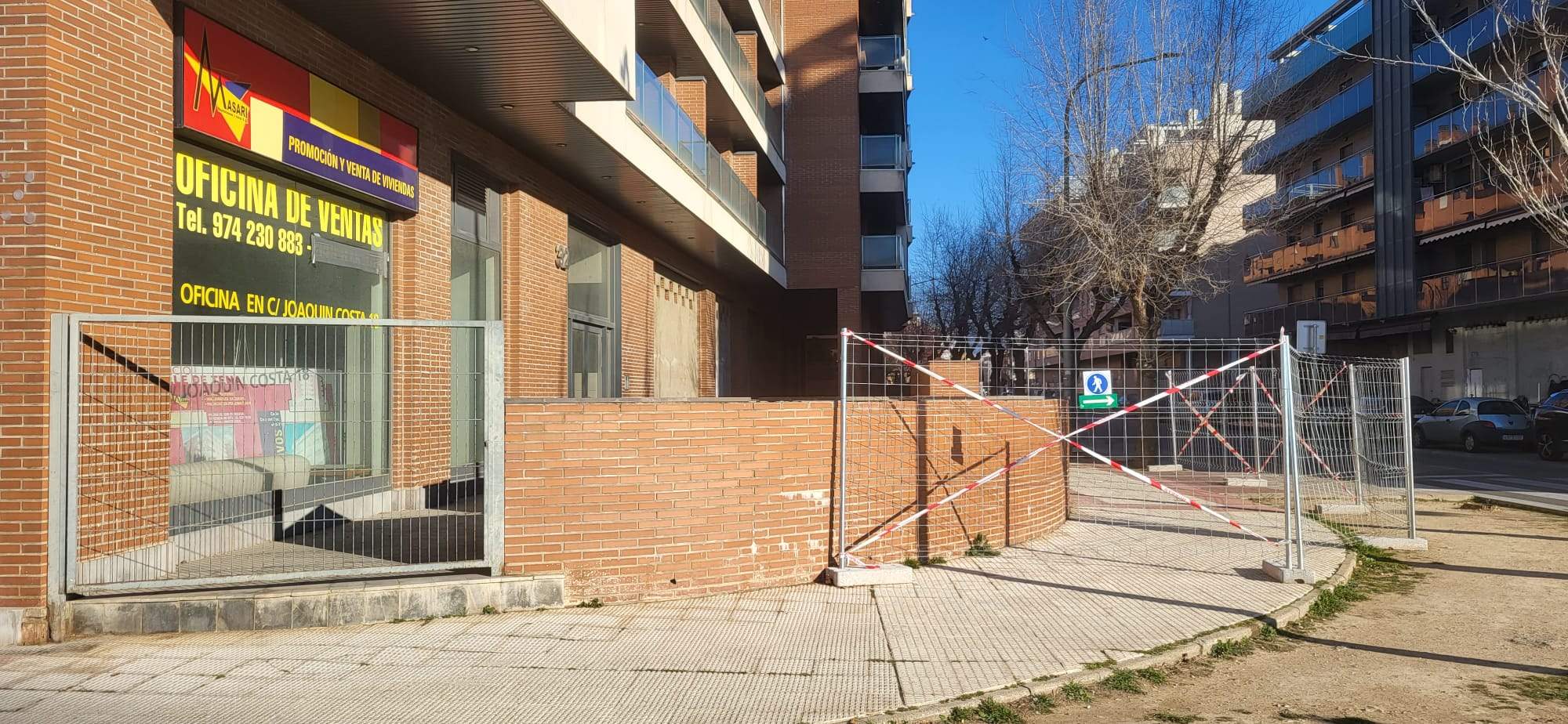 El edificio de Masari en Doña Sancha en Huesca, nuevamente acordonado.