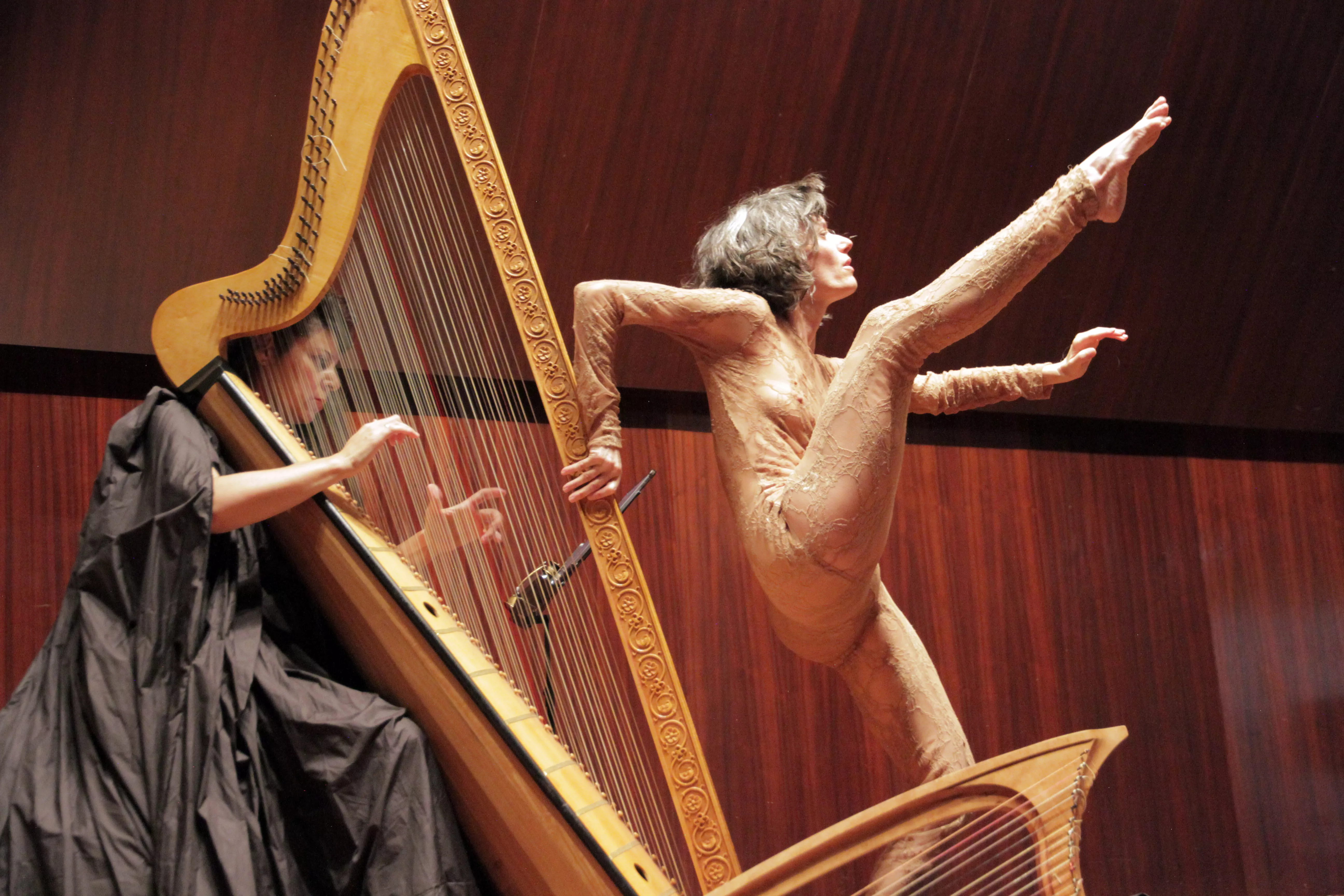 El arpa barroca y la danza contemporánea se funden en Huesca con ‘Tactus’.