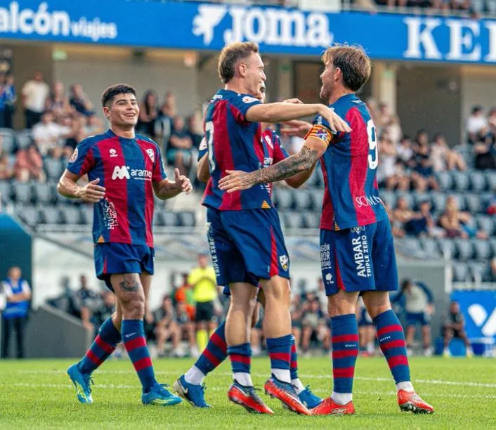 Los azulgranas celebran el segundo gol, obra de Rafa Tresaco. Foto: SD Huesca.