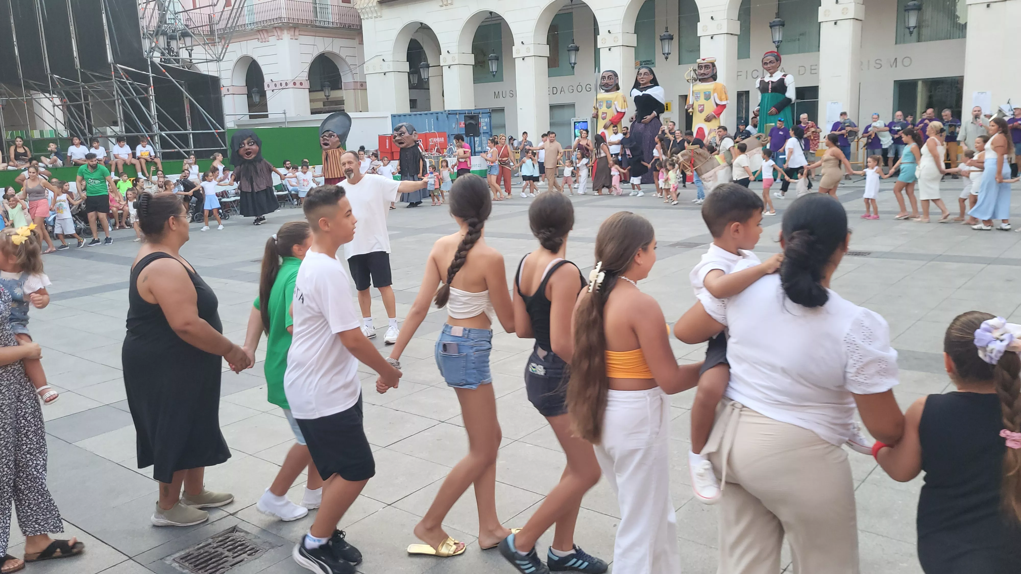 Ensayo de la Comparsa de Gigantes y Cabezudos de Huesca. Foto Mercedes Manterola
