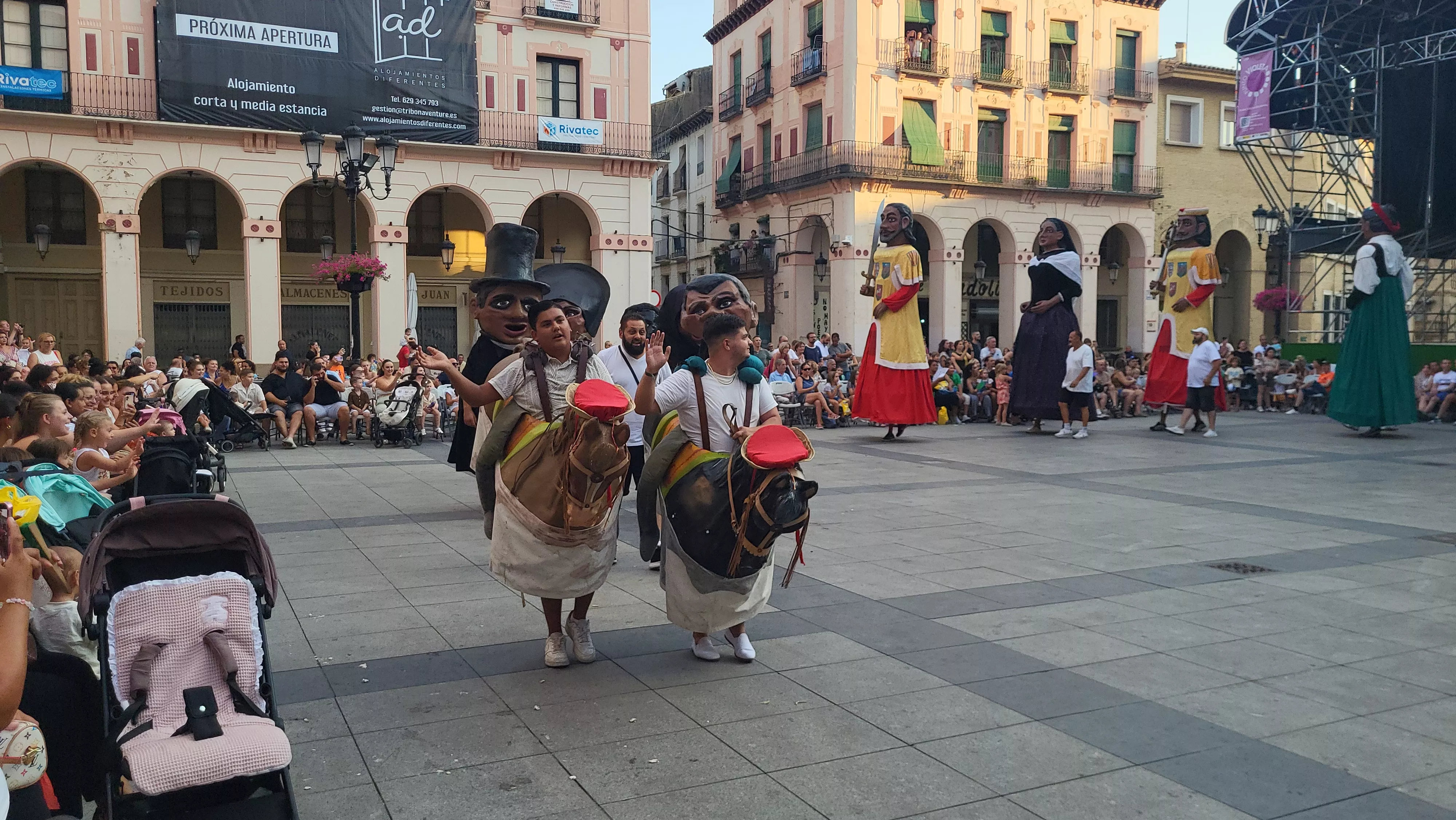 Ensayo de la Comparsa de Gigantes y Cabezudos de Huesca. Foto Mercedes Manterola