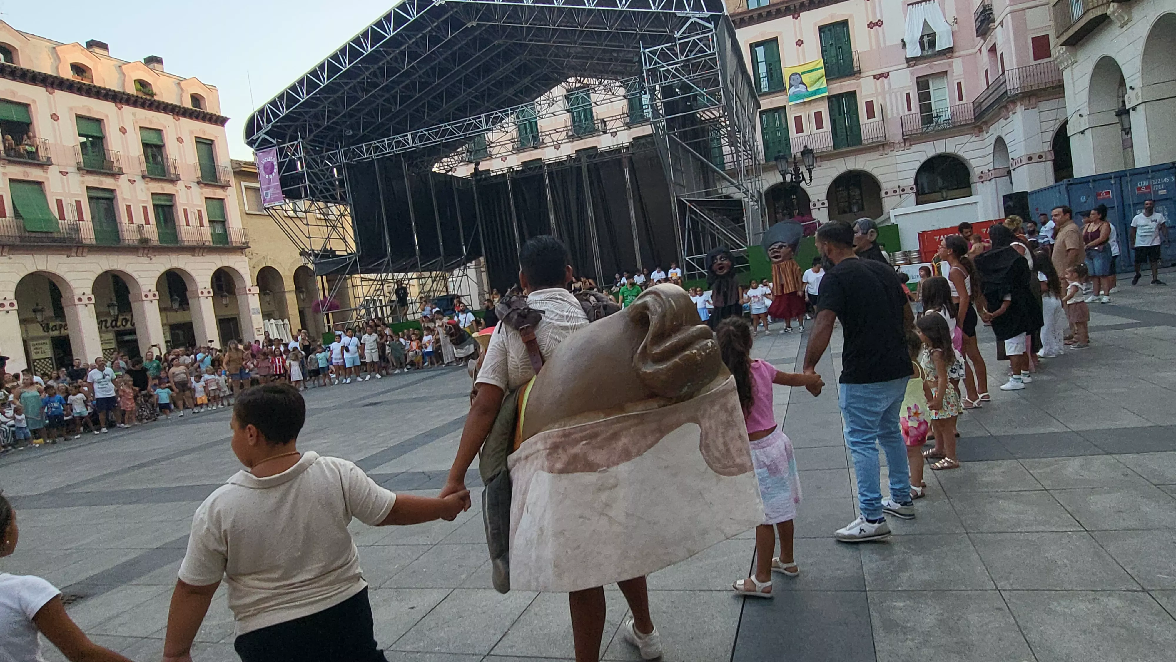Ensayo de la Comparsa de Gigantes y Cabezudos de Huesca. Foto Mercedes Manterola