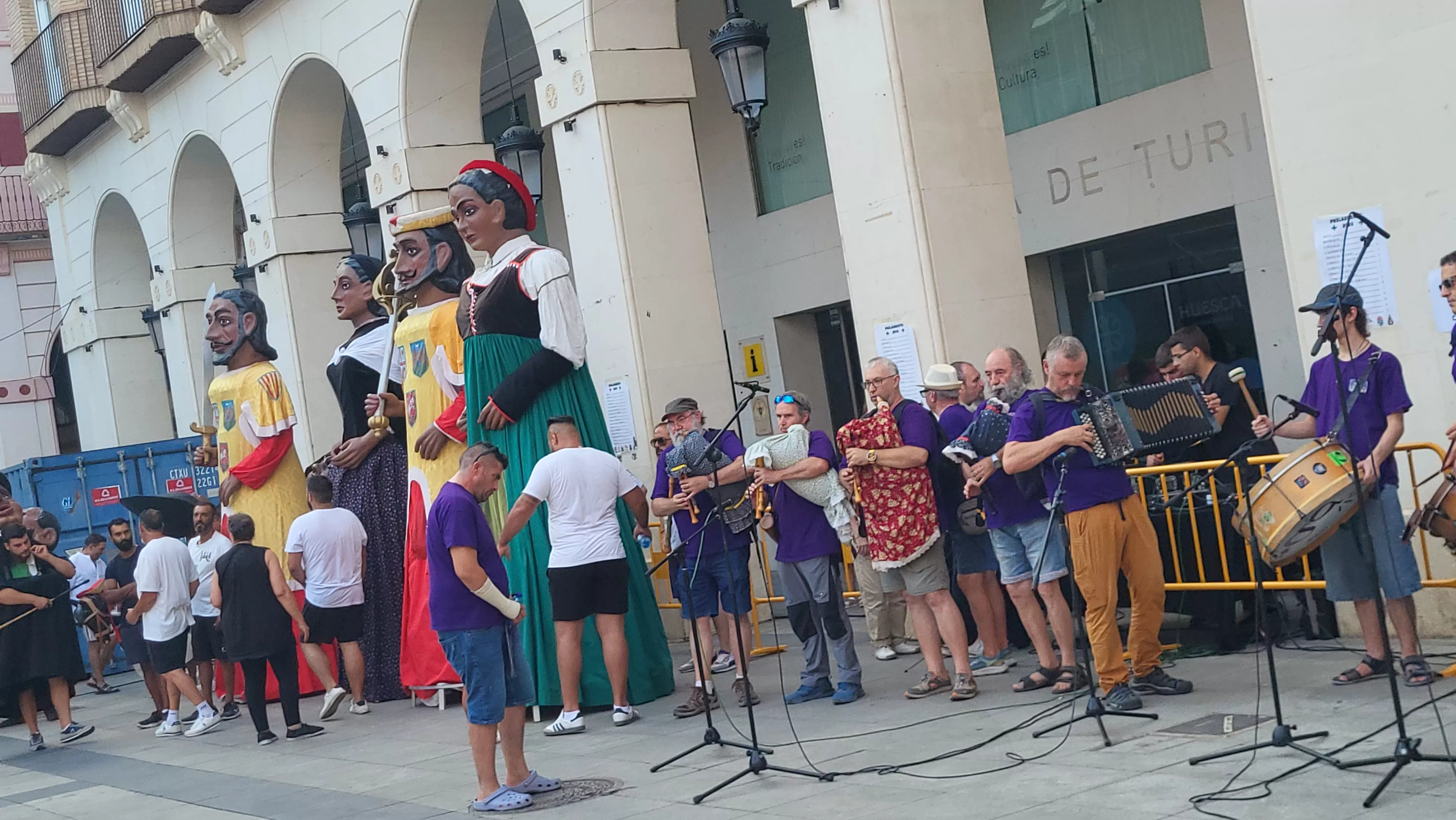 Ensayo de la Comparsa de Gigantes y Cabezudos de Huesca. Foto Mercedes Manterola