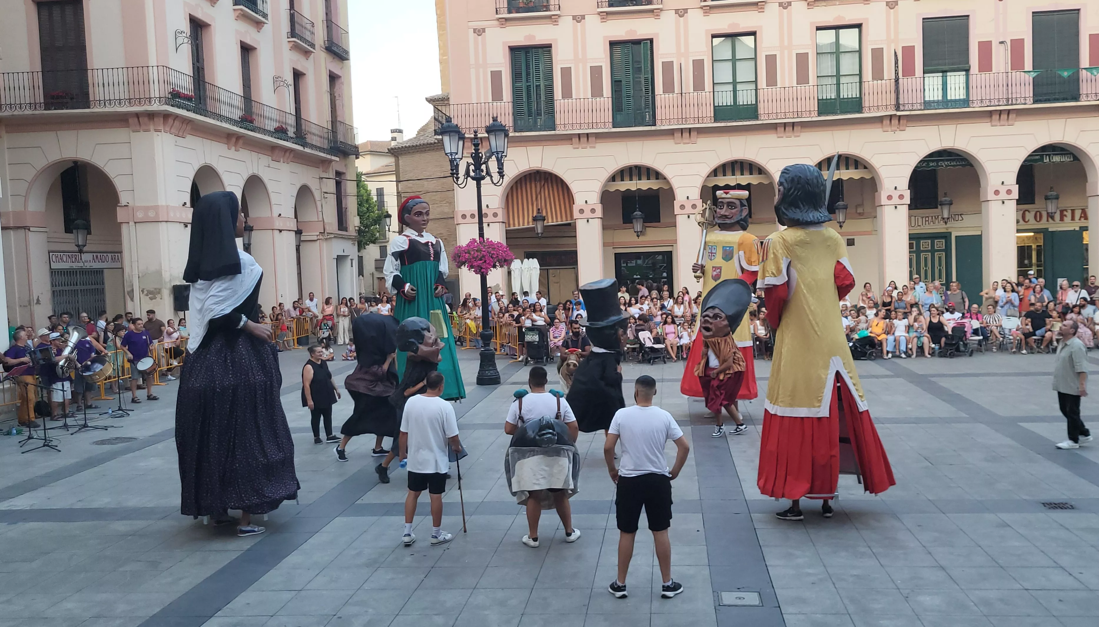 La Comparsa de Gigantes y Cabezudos comparte sus bailes con Huesca antes de San Lorenzo. Foto Mercedes Manterola