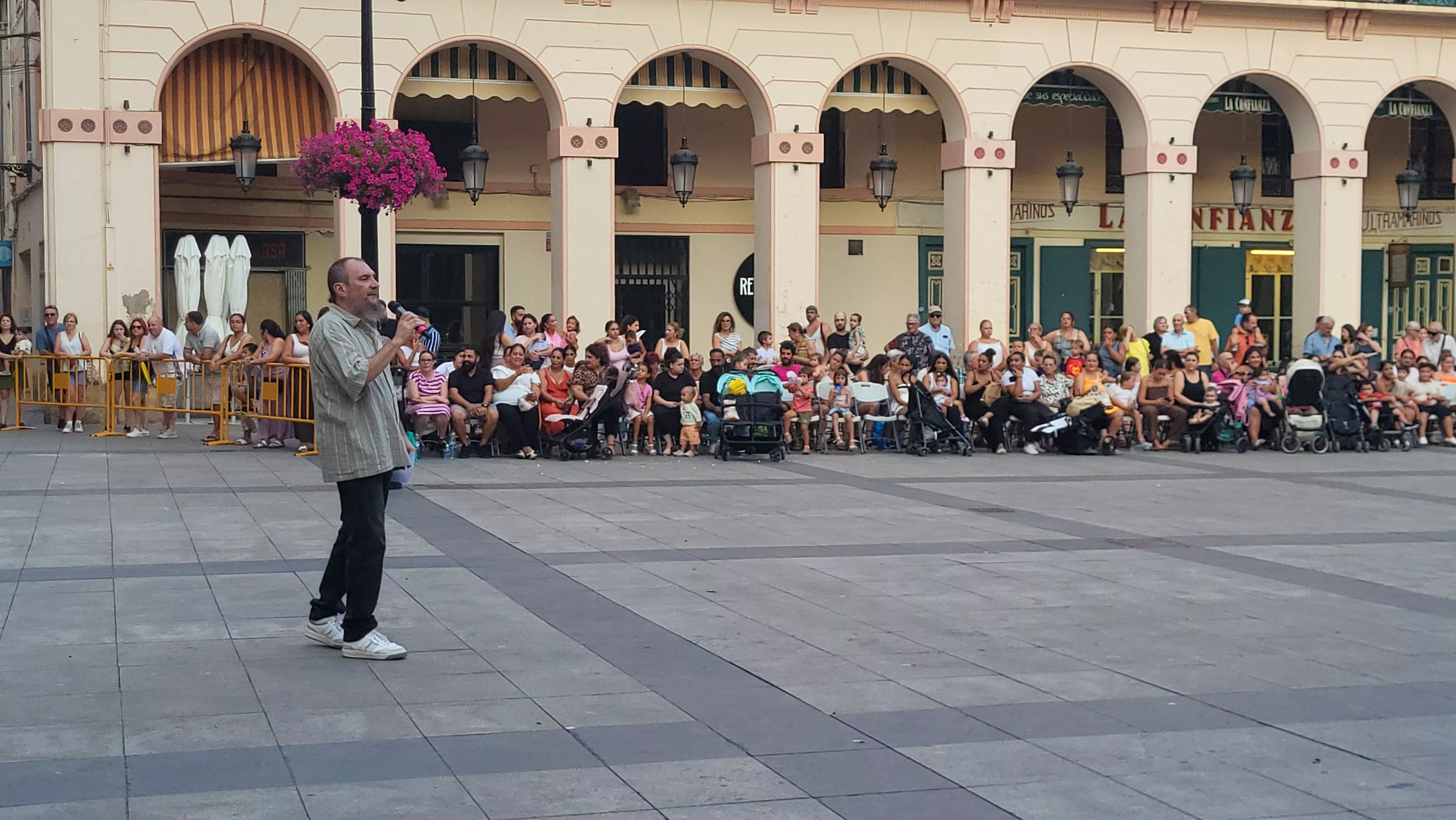 Ensayo de la Comparsa de Gigantes y Cabezudos de Huesca. Foto Mercedes Manterola