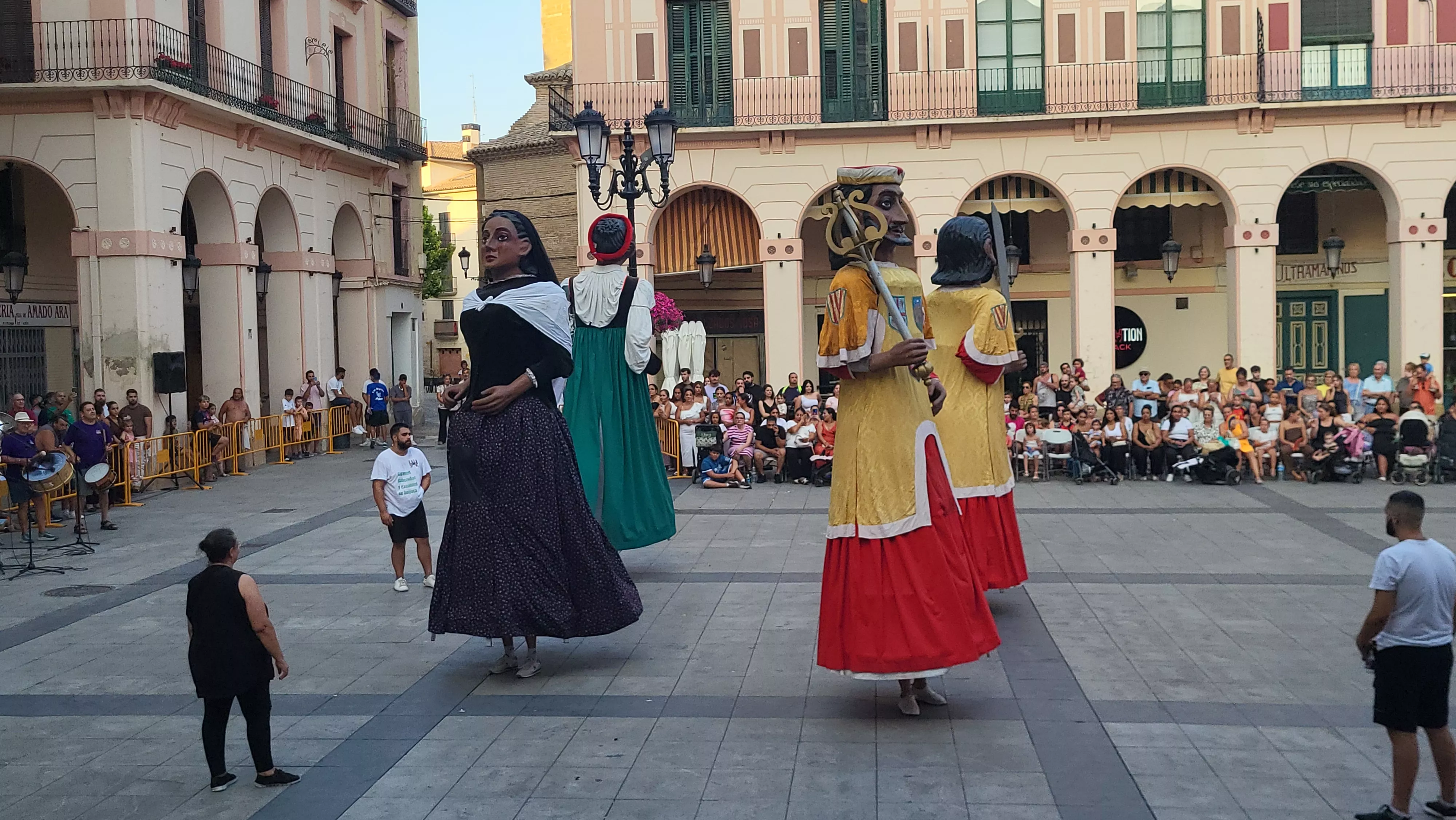 Ensayo de la Comparsa de Gigantes y Cabezudos de Huesca. Foto Mercedes Manterola