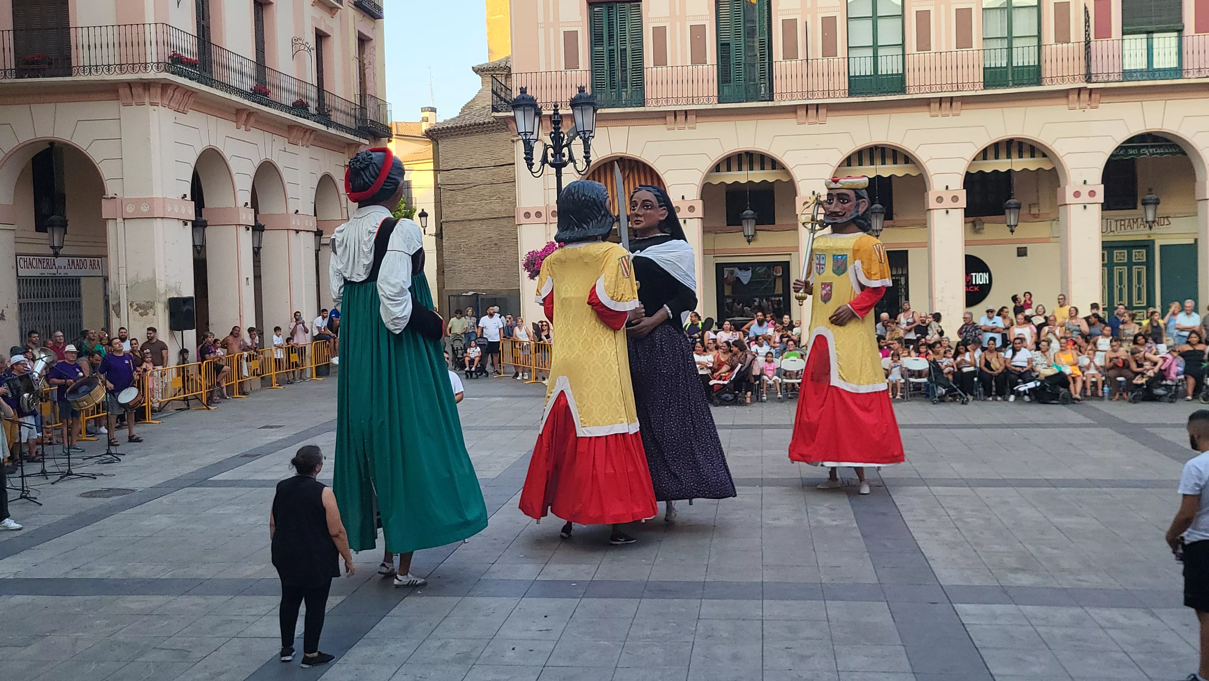 Ensayo de la Comparsa de Gigantes y Cabezudos de Huesca. Foto Mercedes Manterola