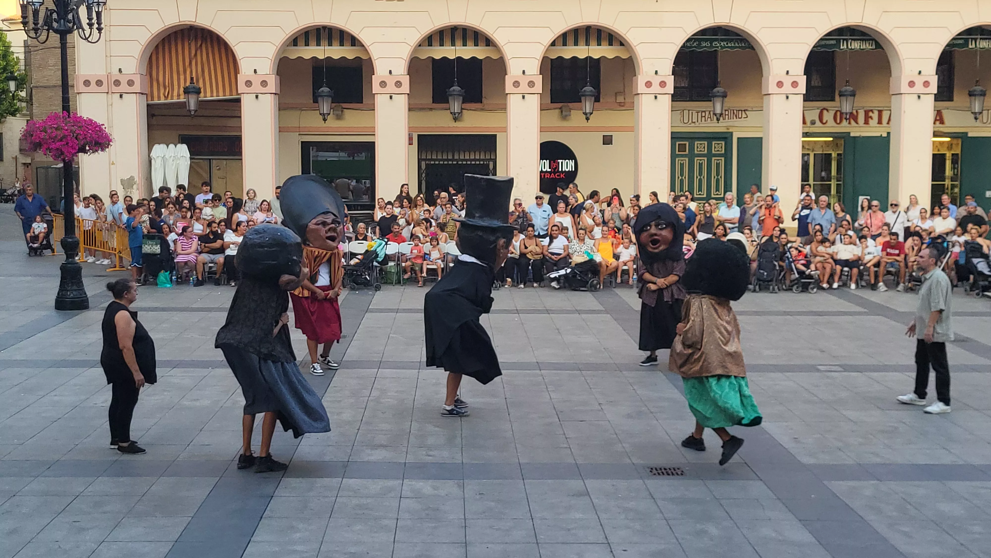 Ensayo de la Comparsa de Gigantes y Cabezudos de Huesca. Foto Mercedes Manterola