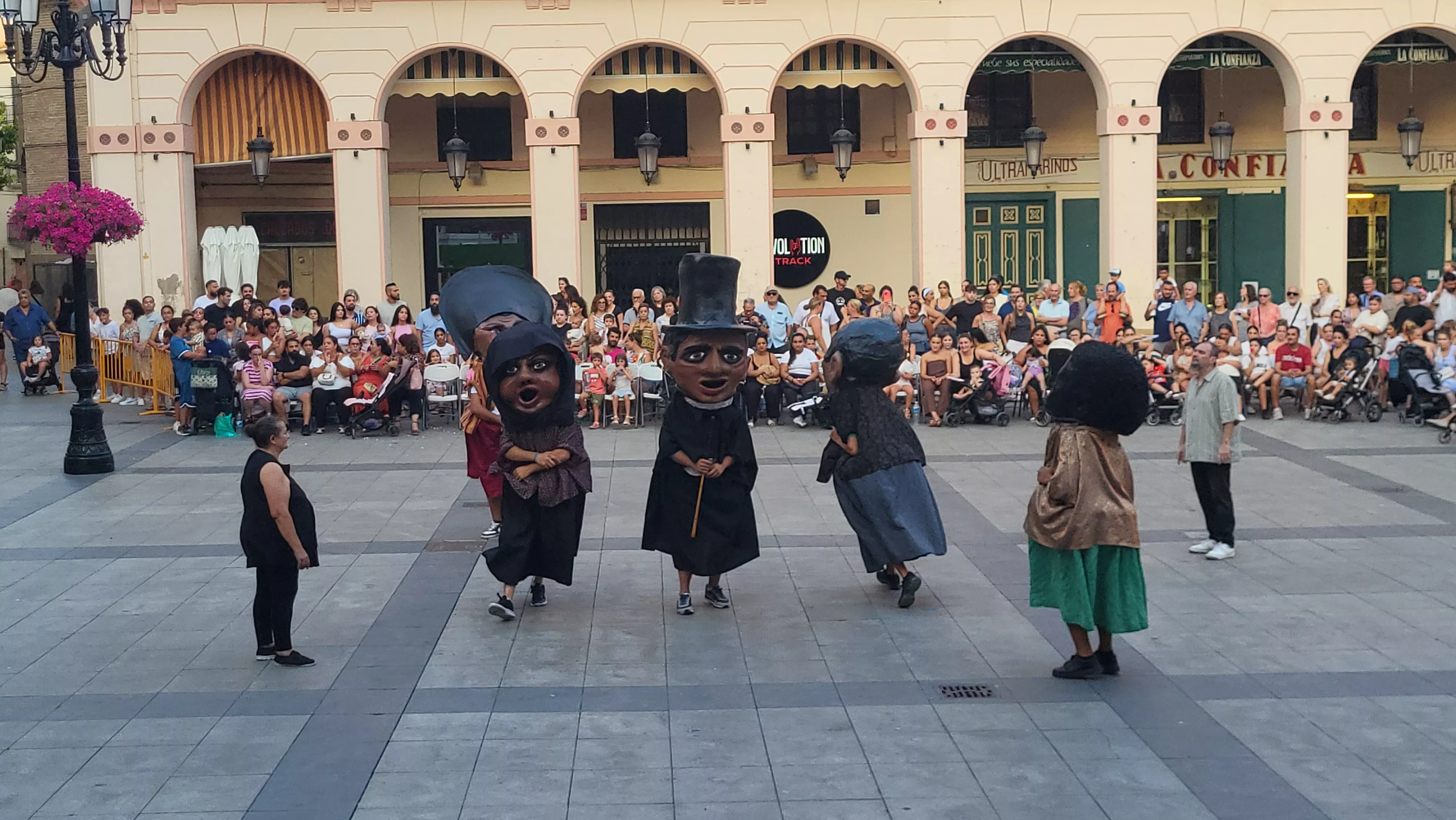 Ensayo de la Comparsa de Gigantes y Cabezudos de Huesca. Foto Mercedes Manterola