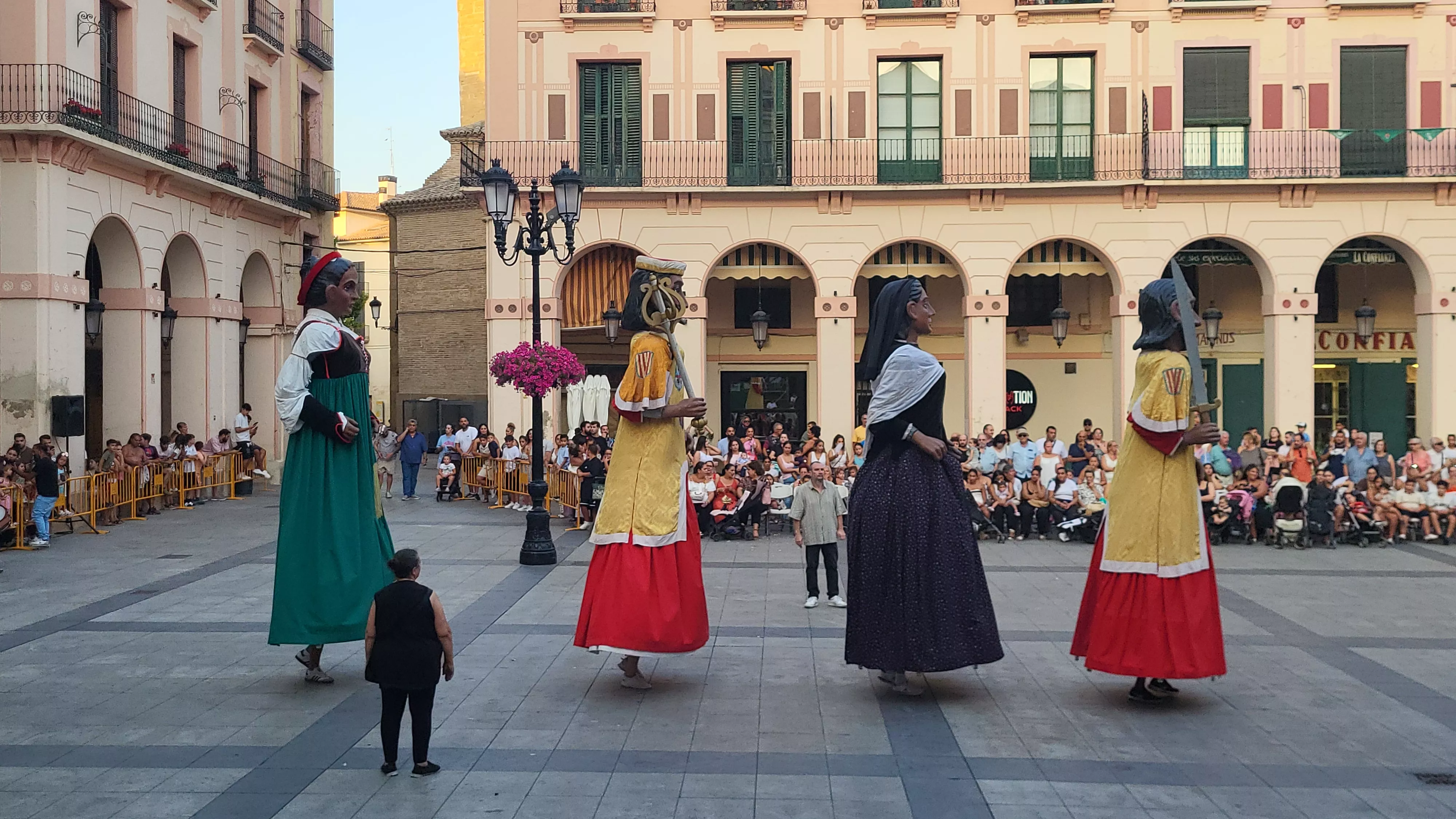 Ensayo de la Comparsa de Gigantes y Cabezudos de Huesca. Foto Mercedes Manterola