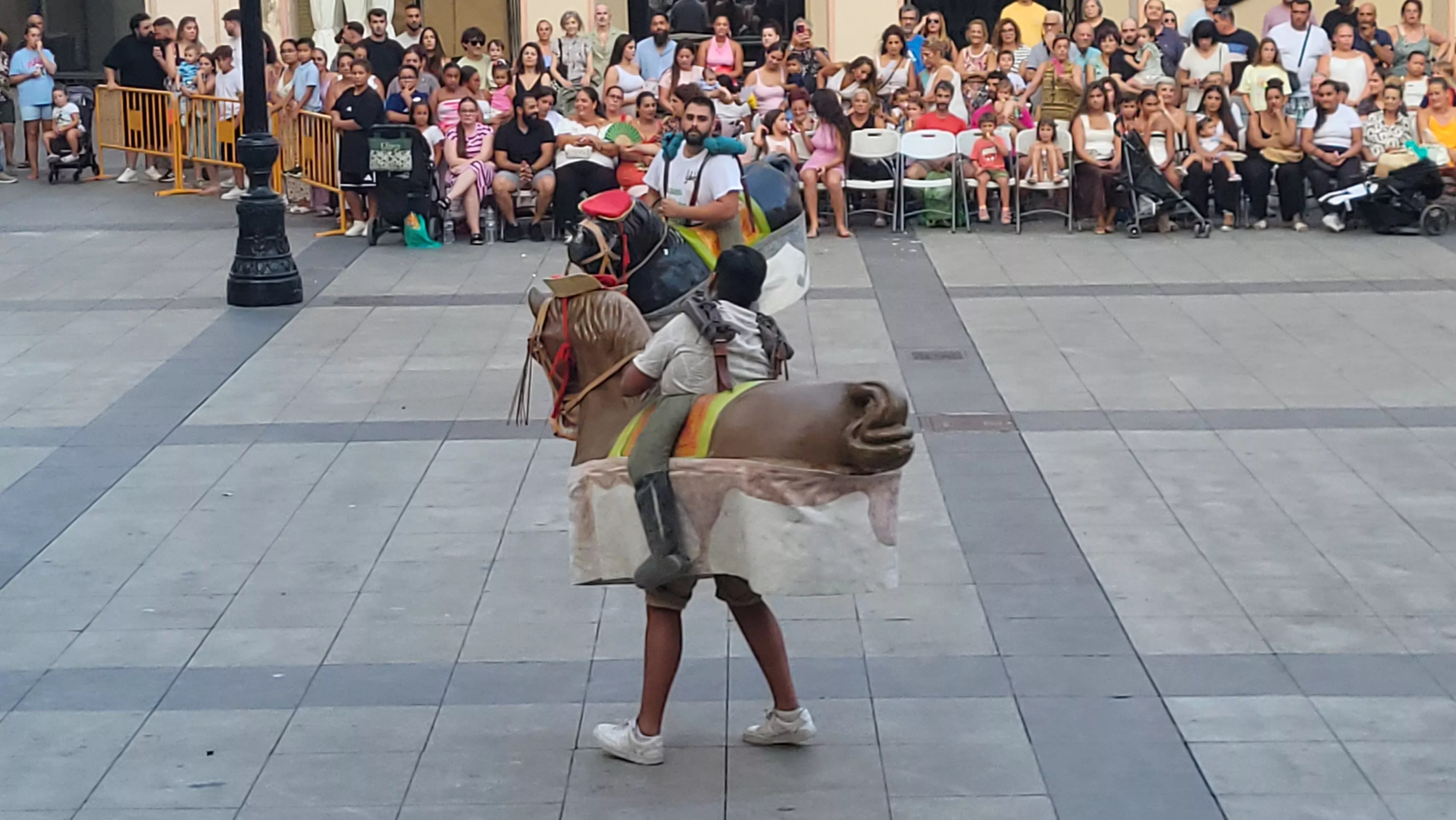 Ensayo de la Comparsa de Gigantes y Cabezudos de Huesca. Foto Mercedes Manterola
