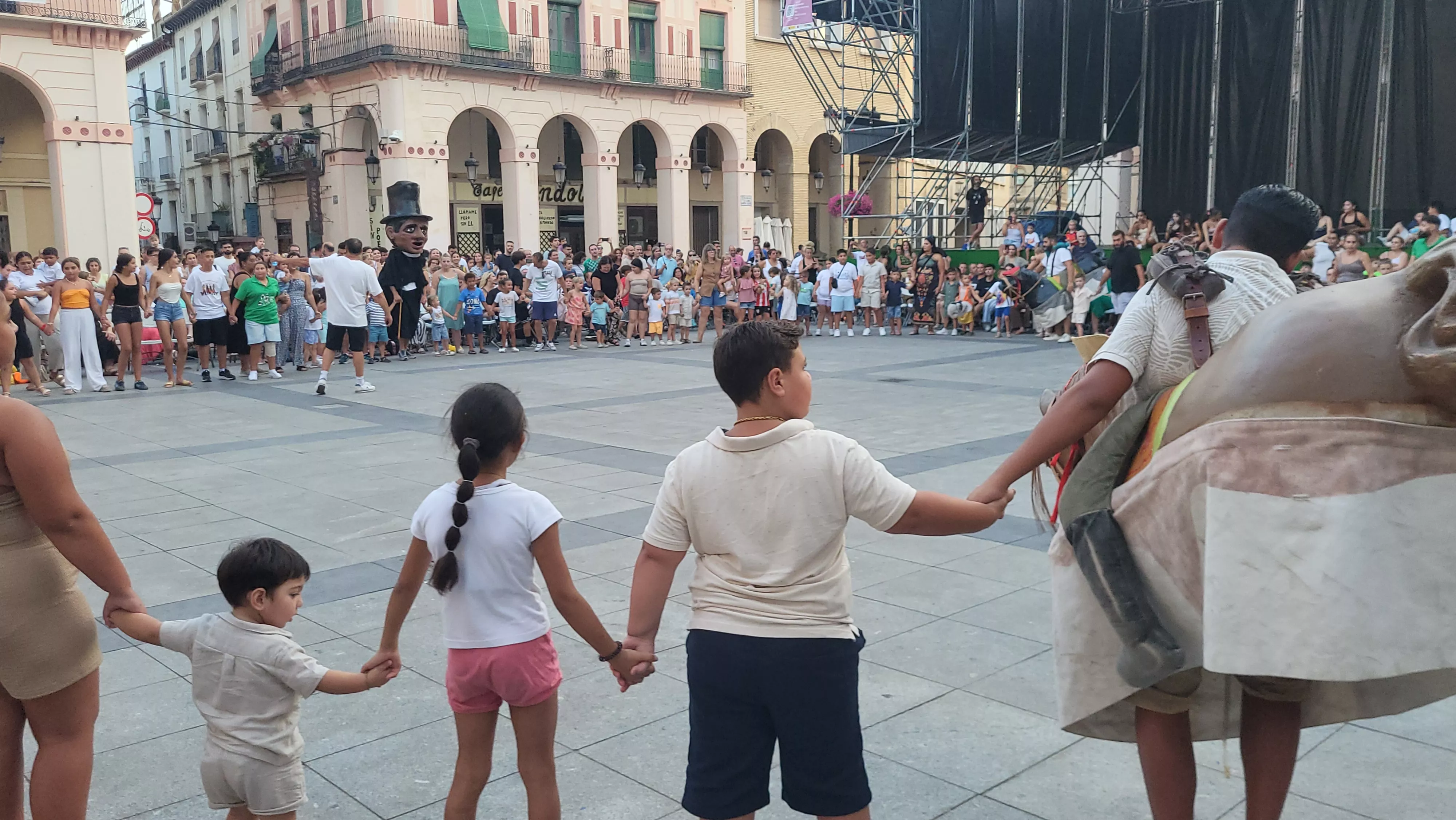 Ensayo de la Comparsa de Gigantes y Cabezudos de Huesca. Foto Mercedes Manterola