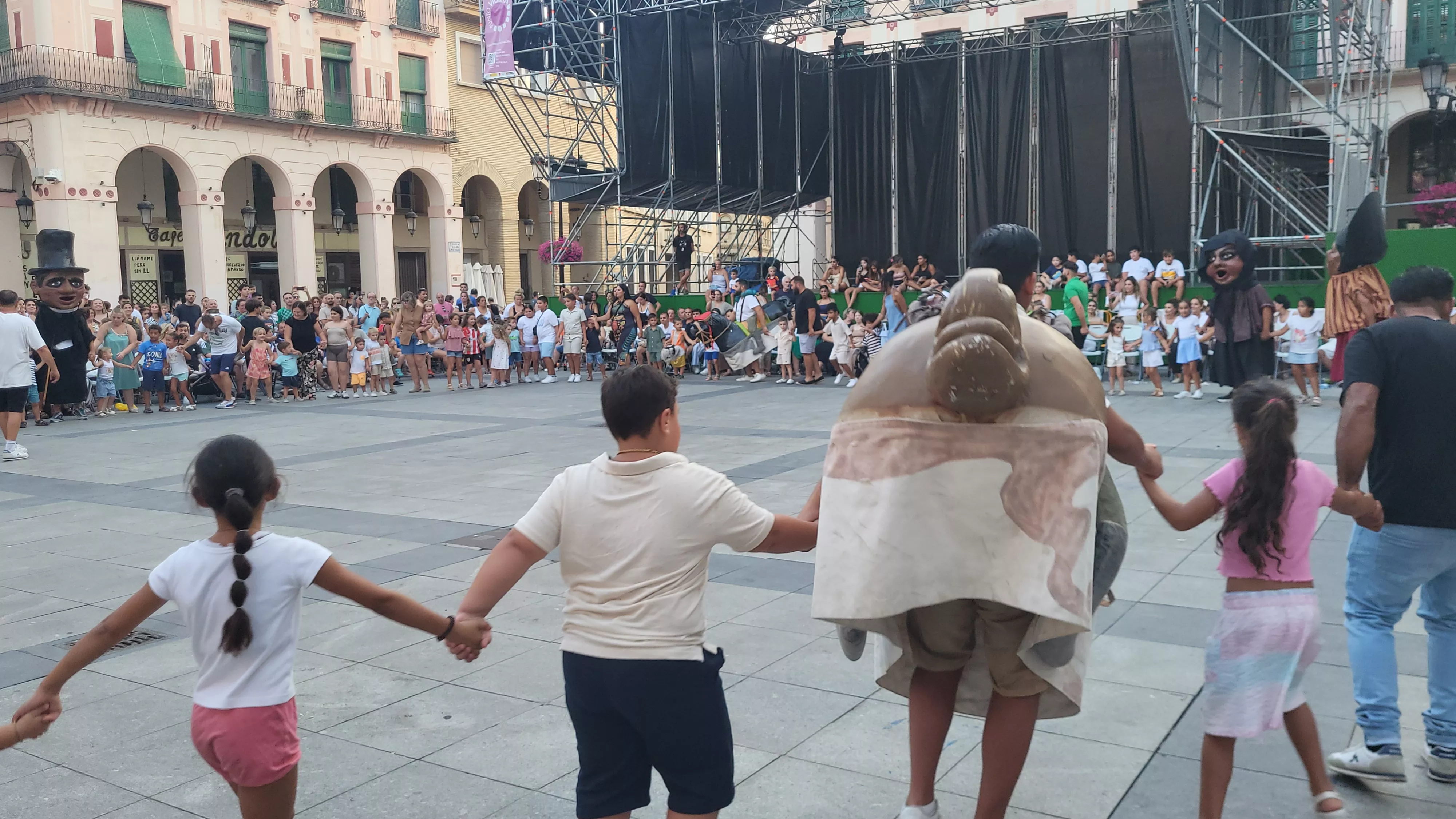 Ensayo de la Comparsa de Gigantes y Cabezudos de Huesca. Foto Mercedes Manterola