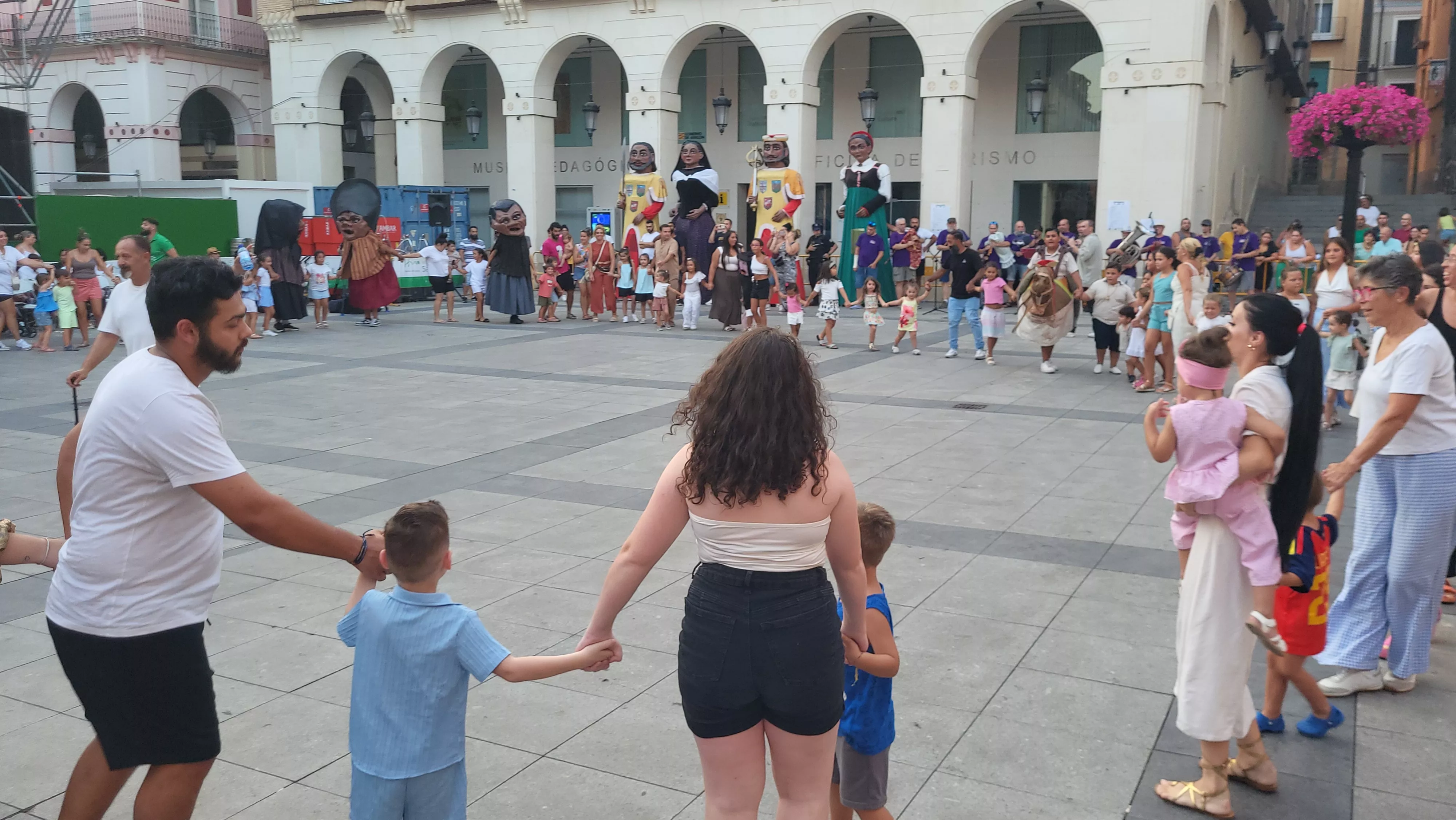 Ensayo de la Comparsa de Gigantes y Cabezudos de Huesca. Foto Mercedes Manterola
