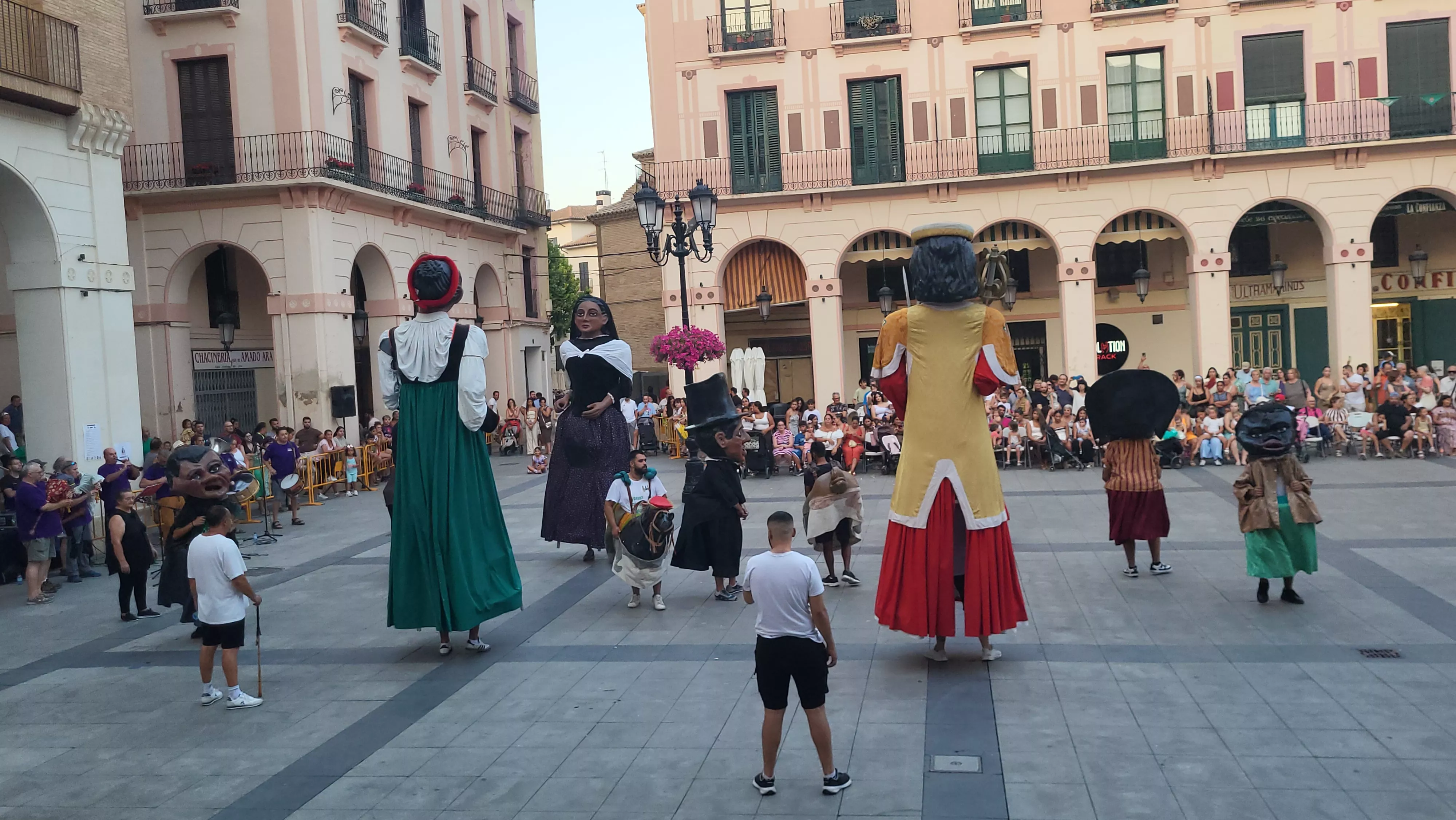 Ensayo de la Comparsa de Gigantes y Cabezudos de Huesca. Foto Mercedes Manterola