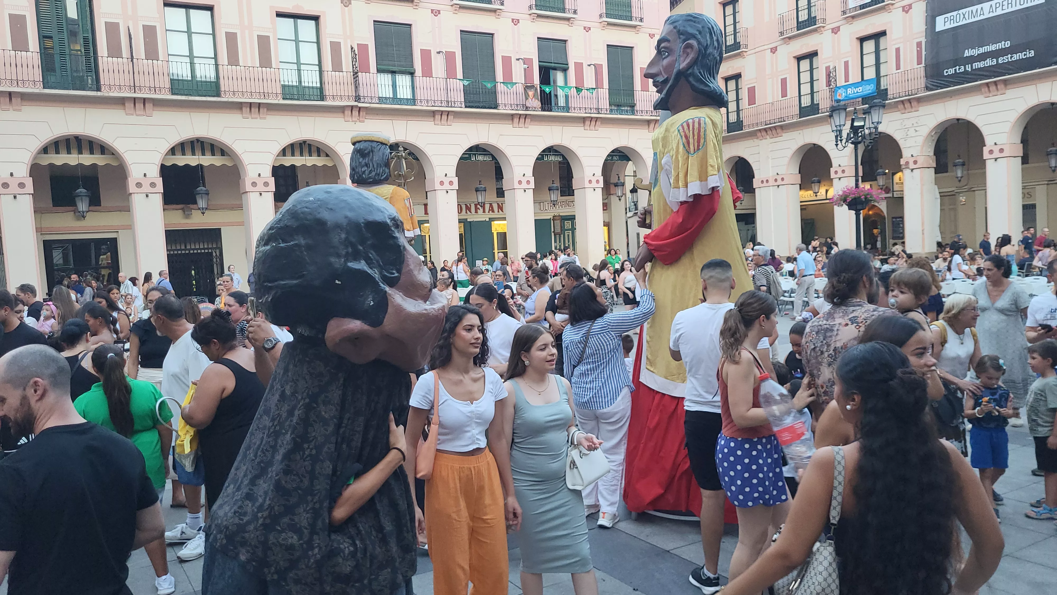 Ensayo de la Comparsa de Gigantes y Cabezudos de Huesca. Foto Mercedes Manterola