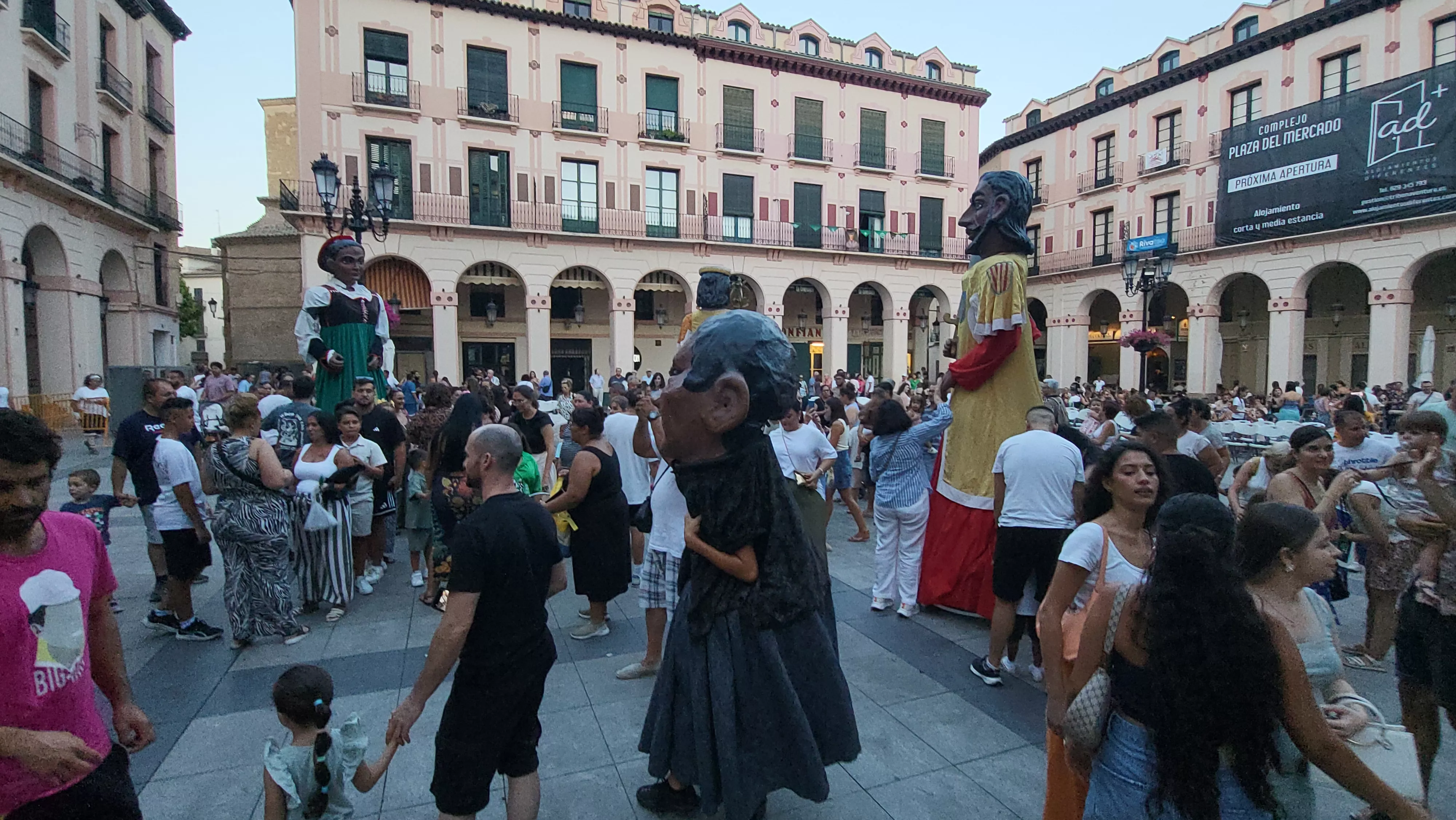 Ensayo de la Comparsa de Gigantes y Cabezudos de Huesca. Foto Mercedes Manterola
