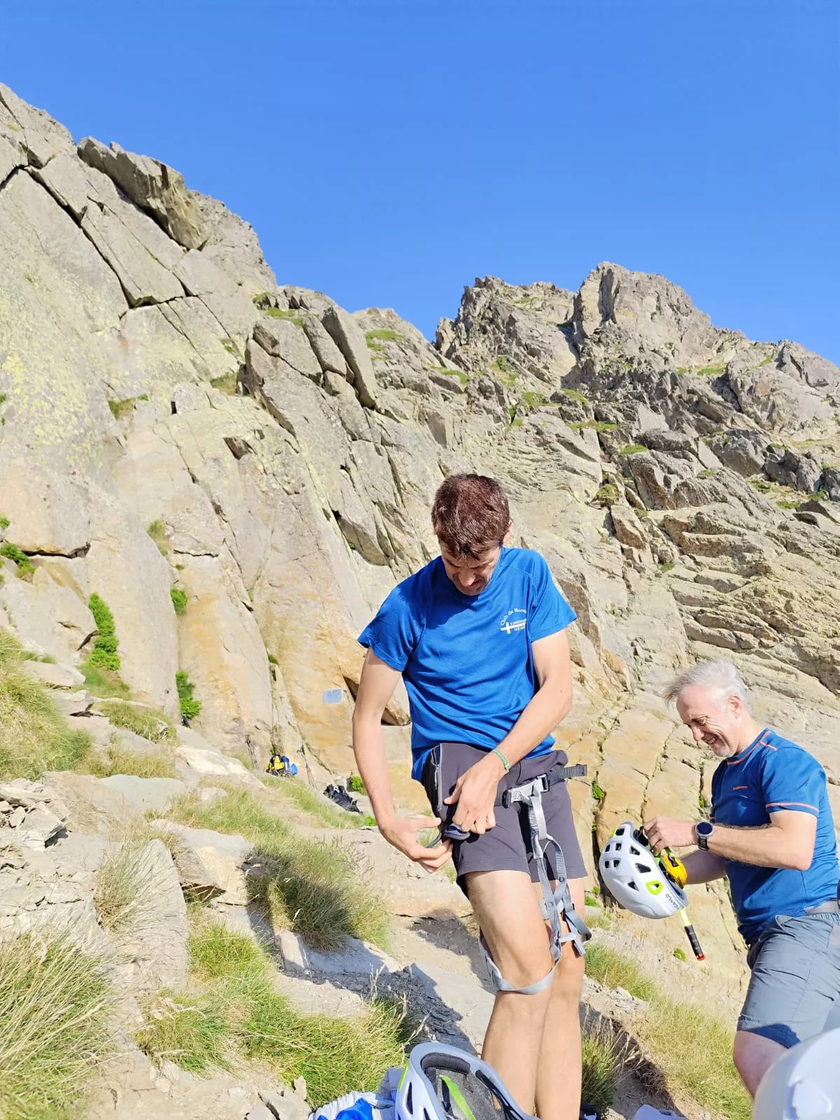 Ascenso del Grupo de Alto Nivel de los Javieres al pico Midi d'Osseau