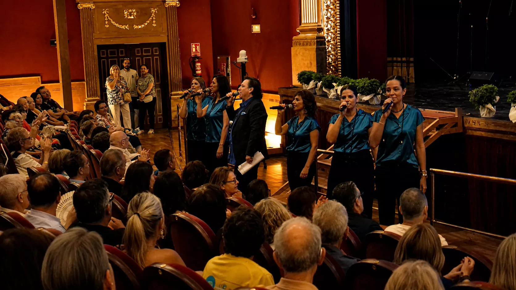Toño Julve con las cantantes de Emociones a la Carta. Foto Myriam Martínez