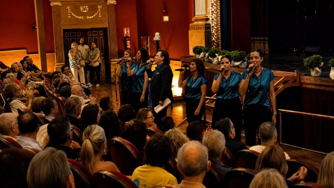 Toño Julve con las cantantes de Emociones a la Carta. Foto Myriam Martínez Toño Julve con las cantantes de Emociones a la Carta. Foto Myriam Martínez