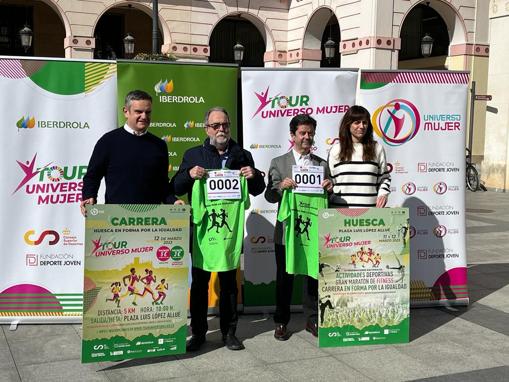 Ignacio Solana, José Manuel Ramón y Cajal, Luis Felipe y Azucena Garanto, en la entrega de dorsales. Foto: Adrián Mora