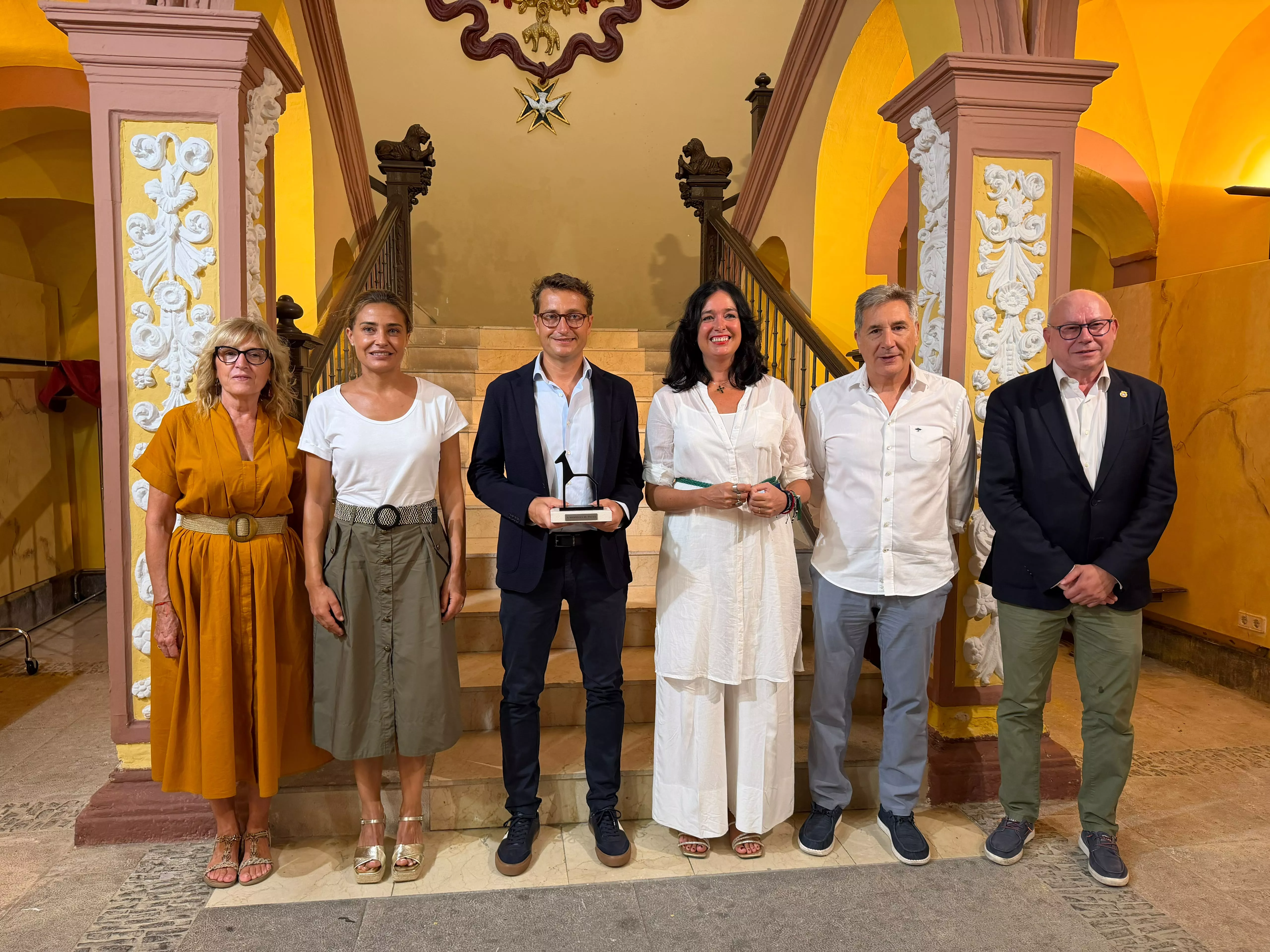 Lorena Orduna y Javier Alfaro con su mujer, Carla, y representantes municipales