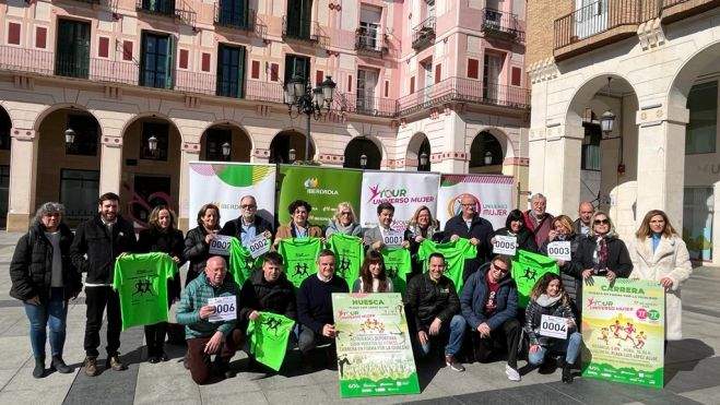 Entrega de camisetas de la carrera solidaria "Huesca en forma por la igualdad". Foto: A. Mora Entrega de camisetas de la carrera solidaria "Huesca en forma por la igualdad". Foto: A. Mora