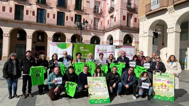 Entrega de camisetas de la carrera solidaria "Huesca en forma por la igualdad". Foto: A. Mora