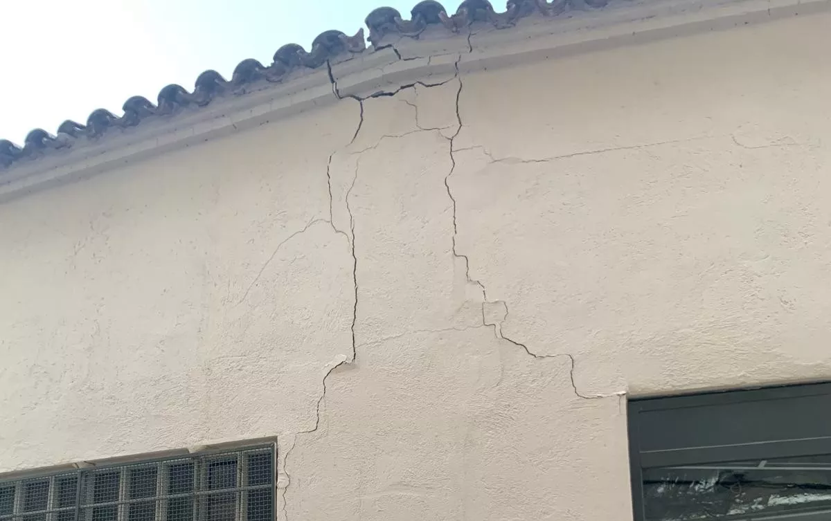 Diez vecinos desalojados en Binéfar por el riesgo de derrumbe de un edificio comercial.