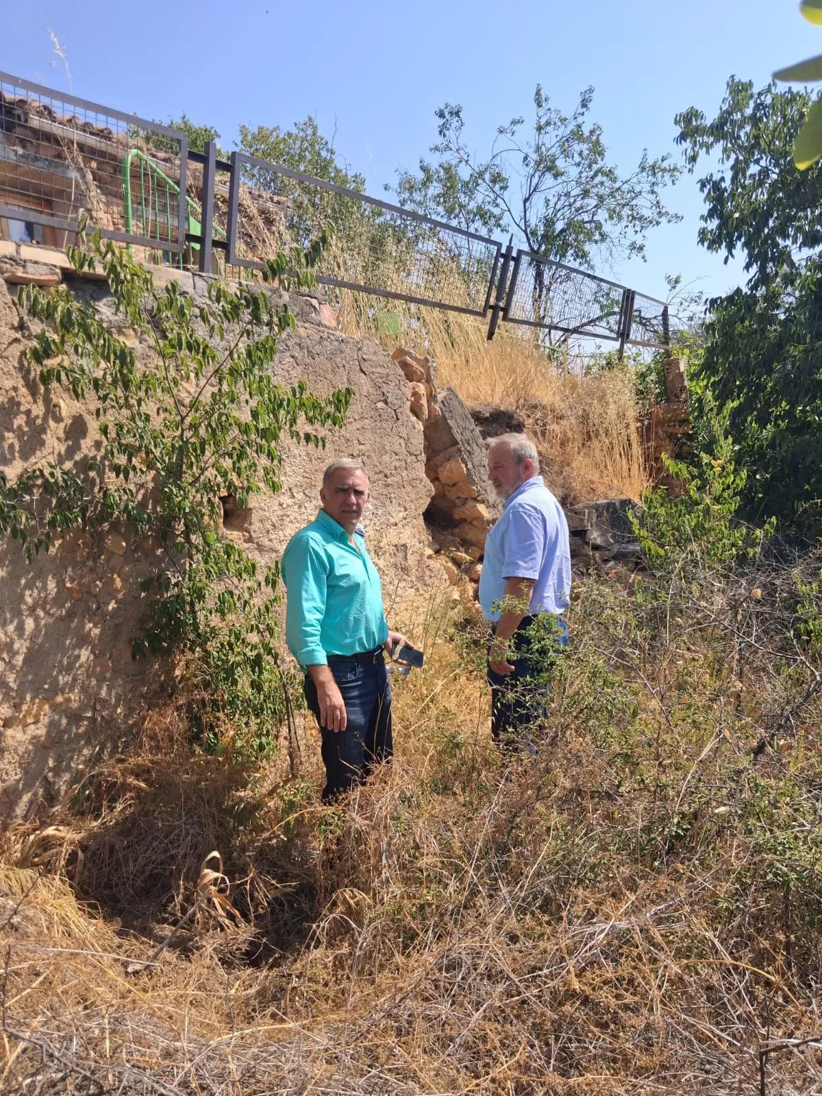 El diputado provincial de Ribagorza, José Ignacio Espot, junto al concejal del Ayuntamiento de Benabarre, José Ramón Solano, durante la visita a la zona afectada por el desprendimiento del talud de la calle Cataluña.