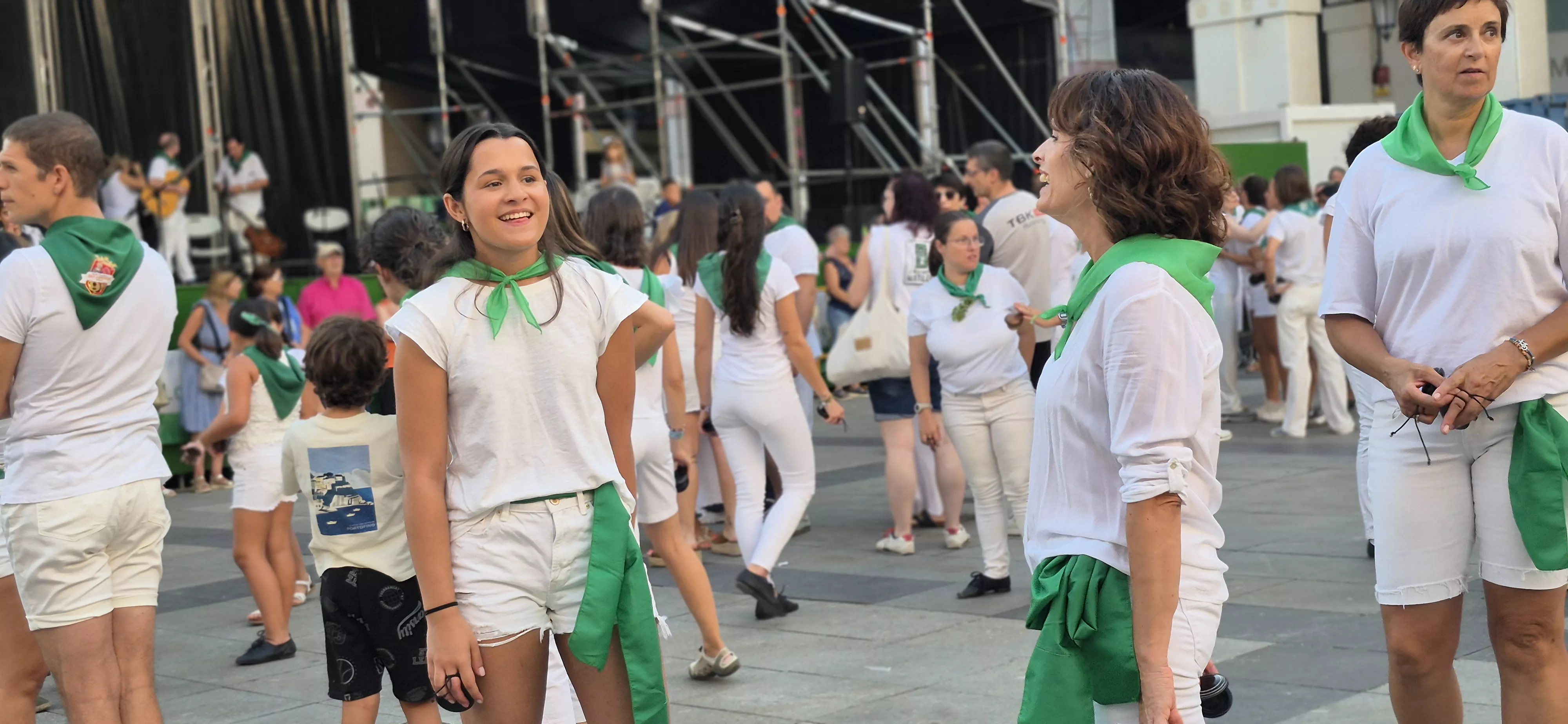 Baile de la Jota de San Lorenzo en la plaza López Allué. Foto Myriam Martínez